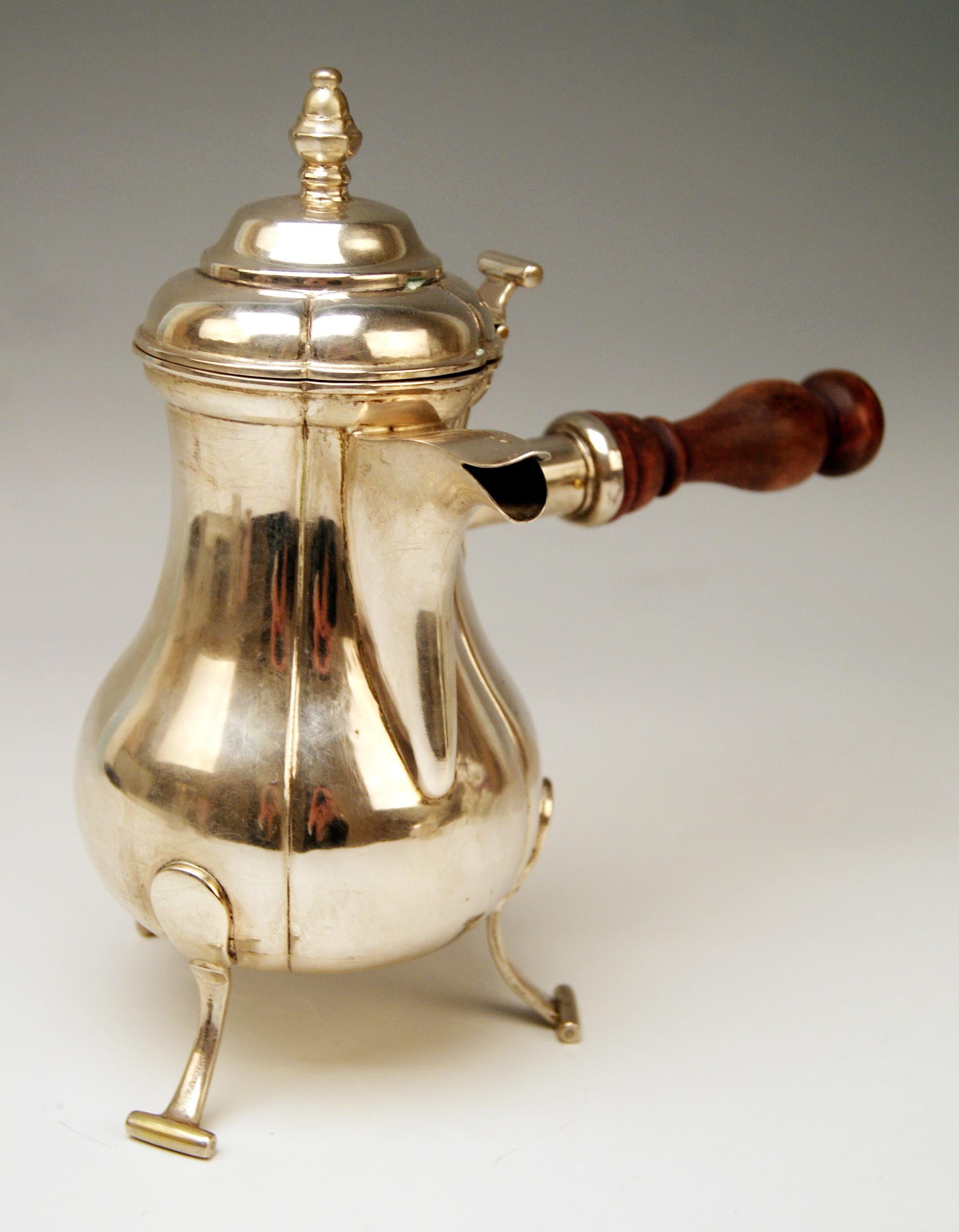 Pot à chocolat en argent le plus élégant
Période rococo / fabriqué en 1759

Pot en argent d'excellente qualité.

Le type de forme du pot est celui d'un objet en forme de poire attaché à trois pieds.
Ce pot très élégant a une surface lisse