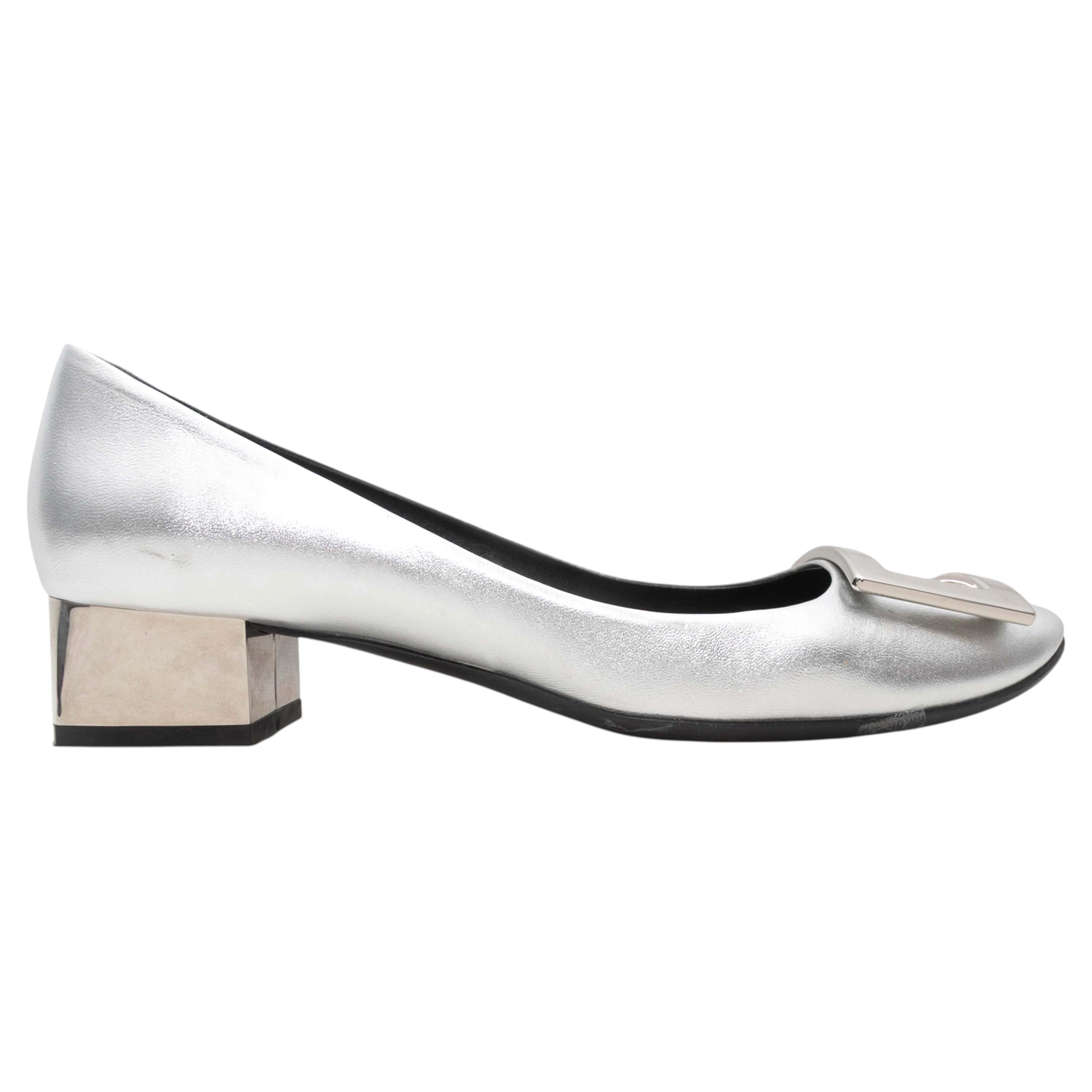 Zapatos de salón con hebilla de Roger Vivier en color plata, talla 39,5 en venta