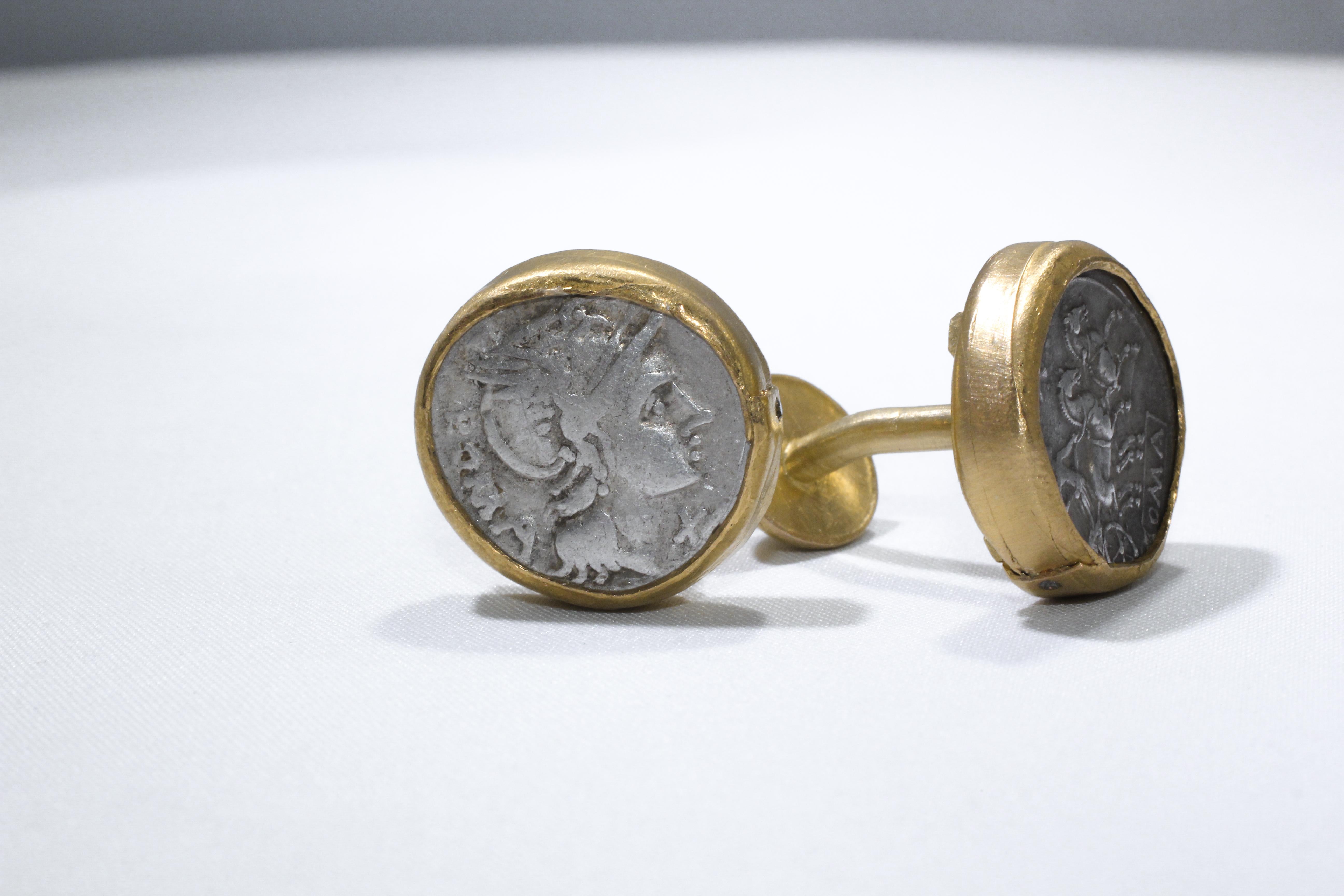 A Silver Roman Coins 22-21 Karat Gold Cufflinks with Diamonds Boutons de manchette 18 Karat Neuf - En vente à New York, NY