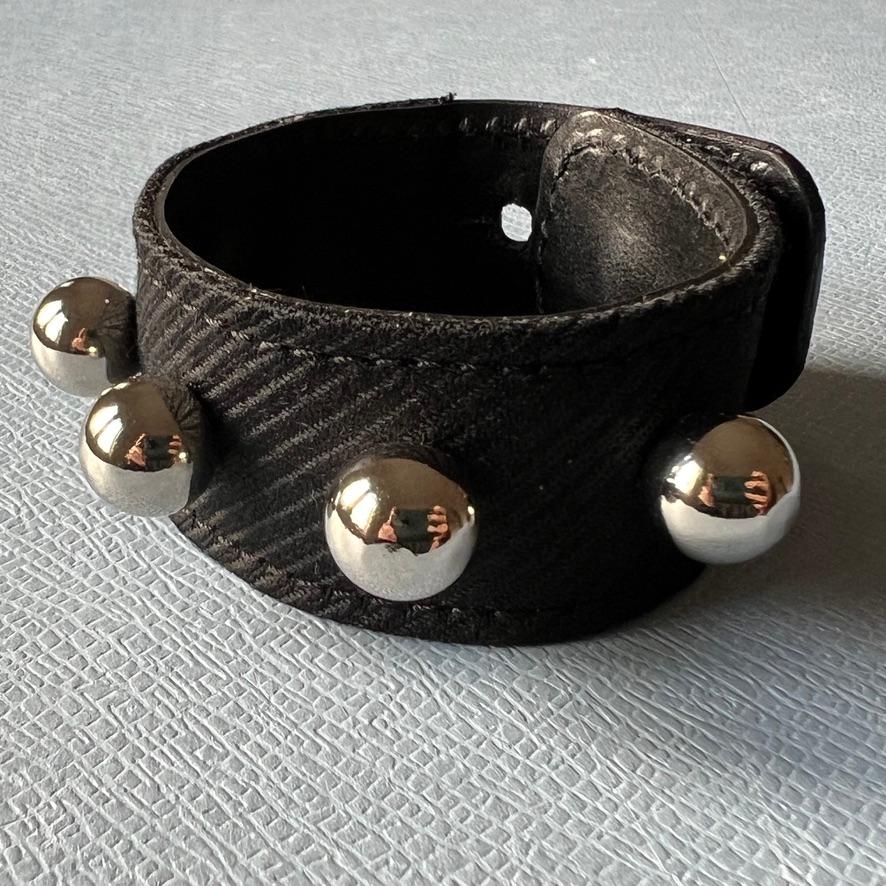 Silver Round Studs Black Fine Wool Black Leather Bracelet Calfskin

Designer: J Dauphin

Size: Small / Medium ( 6 3/4 