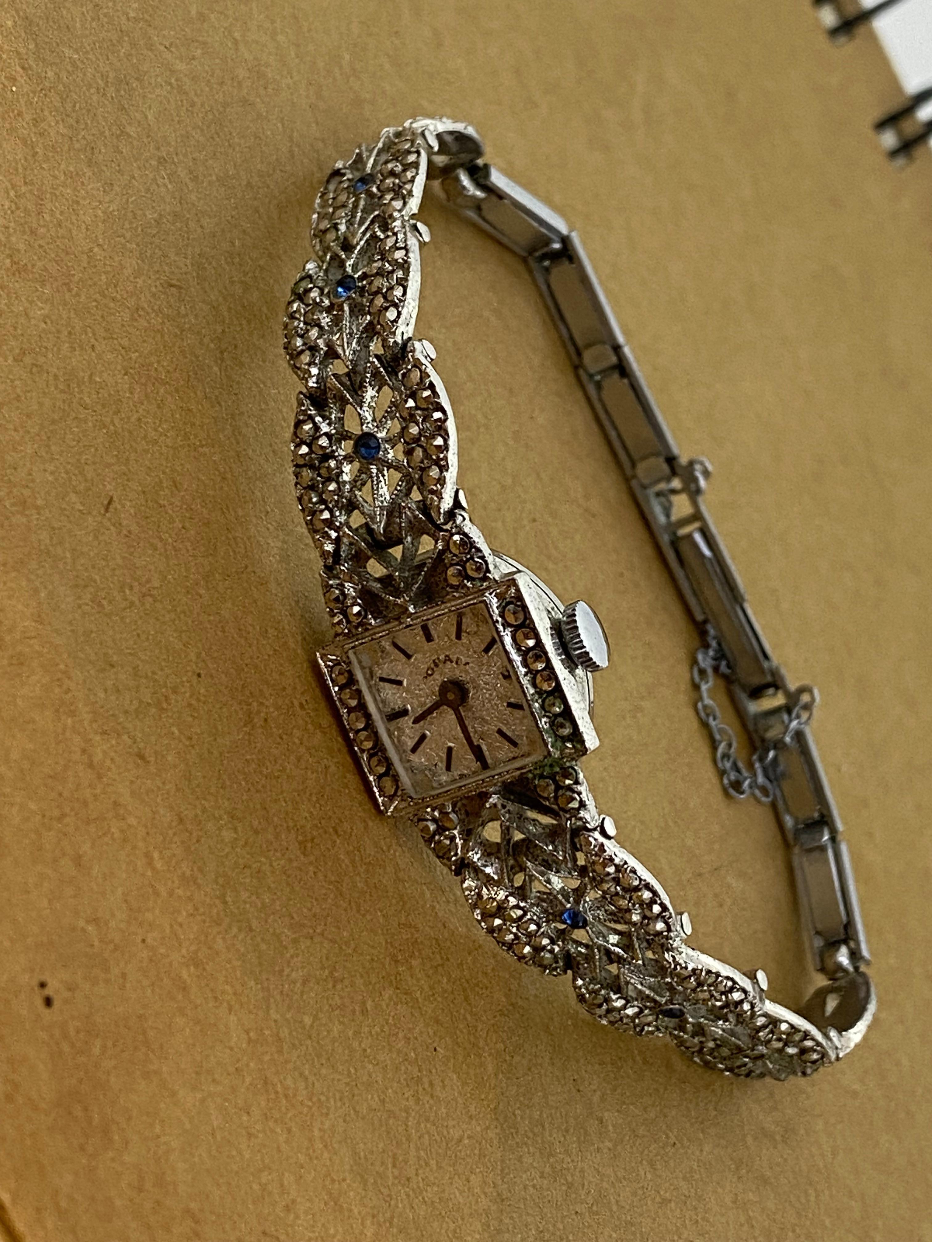 Cette montre de cocktail / habillée pour dames est 
rétro, vers 1950
et pourtant il est en très bon état vintage&. 
en excellent état de fonctionnement.

Il présente les caractéristiques suivantes 

Argent et acier 15mm x 11mm Rectangle