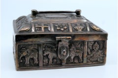 Scatola portagioie in argento a forma di cassaforte con motivi animali in stile asiatico