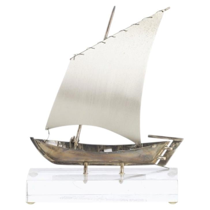 Barca a vela argentata in vendita