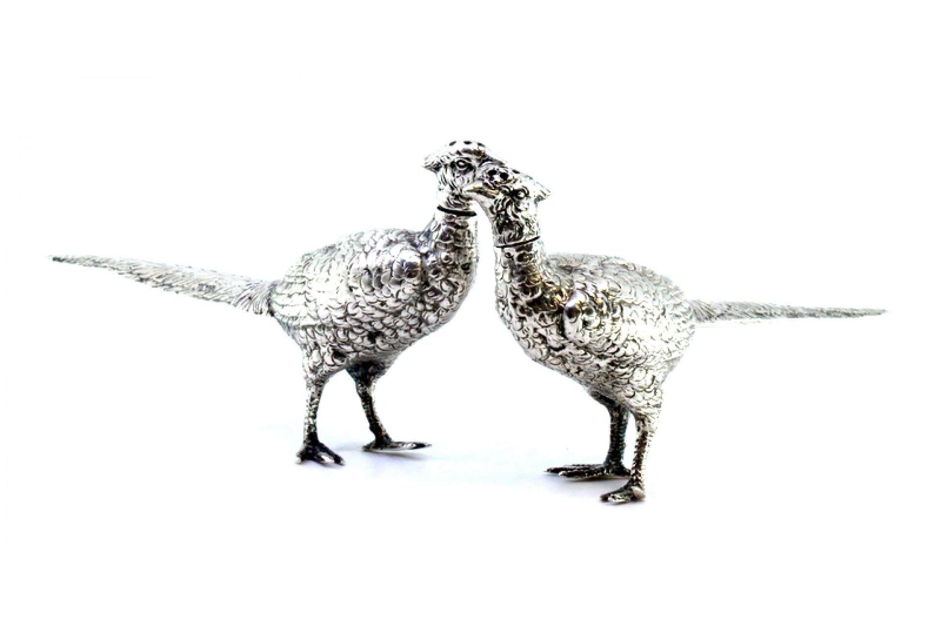 Description: Silver salt and pepper shaker set in the shape of pheasants with reliefs. Metal: Silver. Origin: European. Mark: Absent. Weight: 107.35 grams (Salt and pepper set). Dimensions: 6.5cm x 14cm. Content: 925/1000. Assay Mark: Absent.