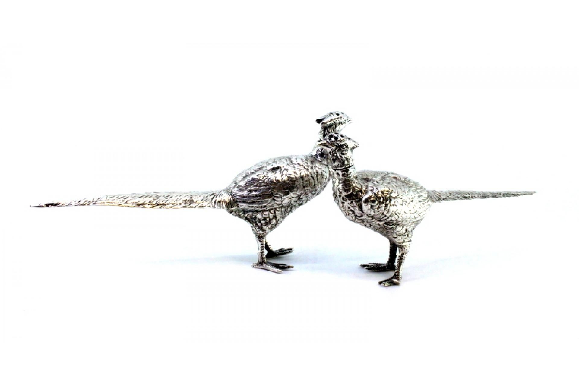 Silver salt and pepper shaker set in the shape of pheasants with reliefs Europeo en venta