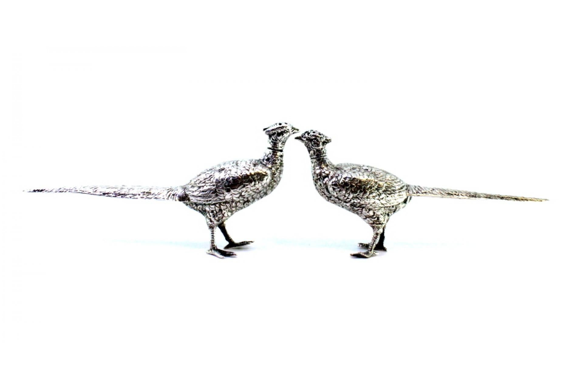 Silver salt and pepper shaker set in the shape of pheasants with reliefs en Bueno estado para la venta en Porto, PT