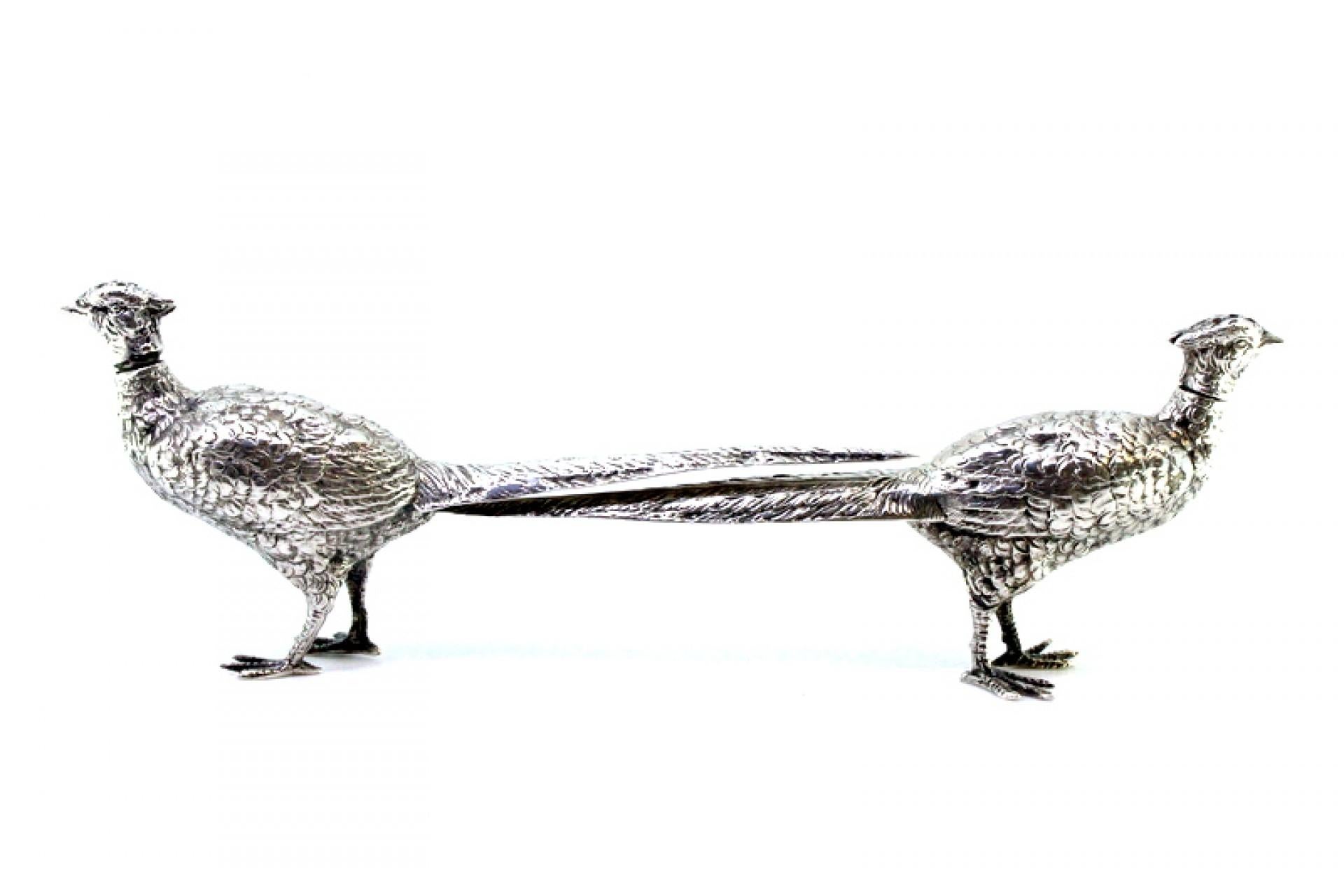 Silver salt and pepper shaker set in the shape of pheasants with reliefs siglo XX en venta