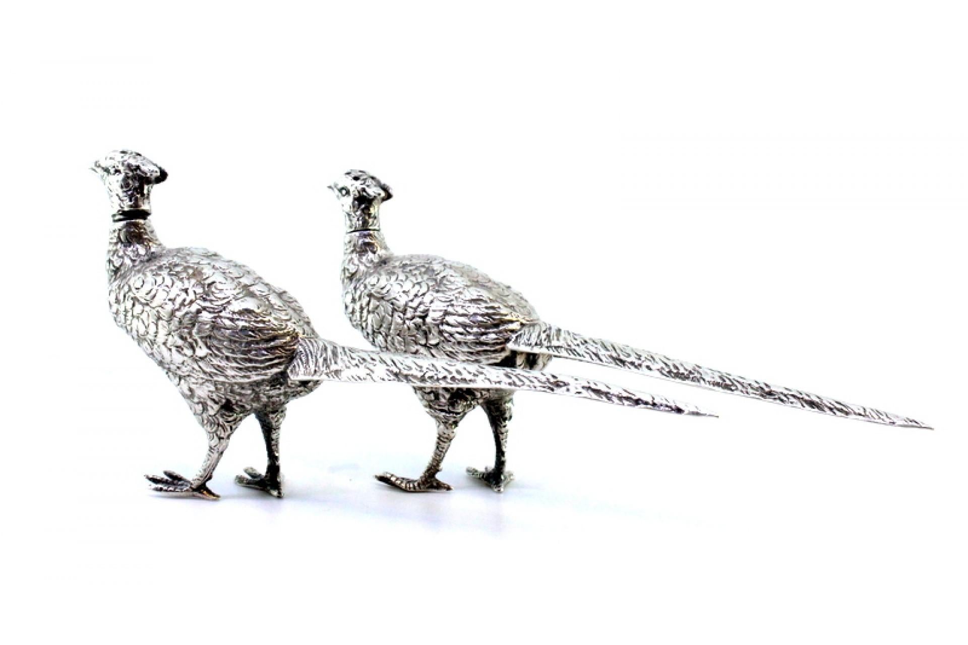 Silver salt and pepper shaker set in the shape of pheasants with reliefs en venta 1
