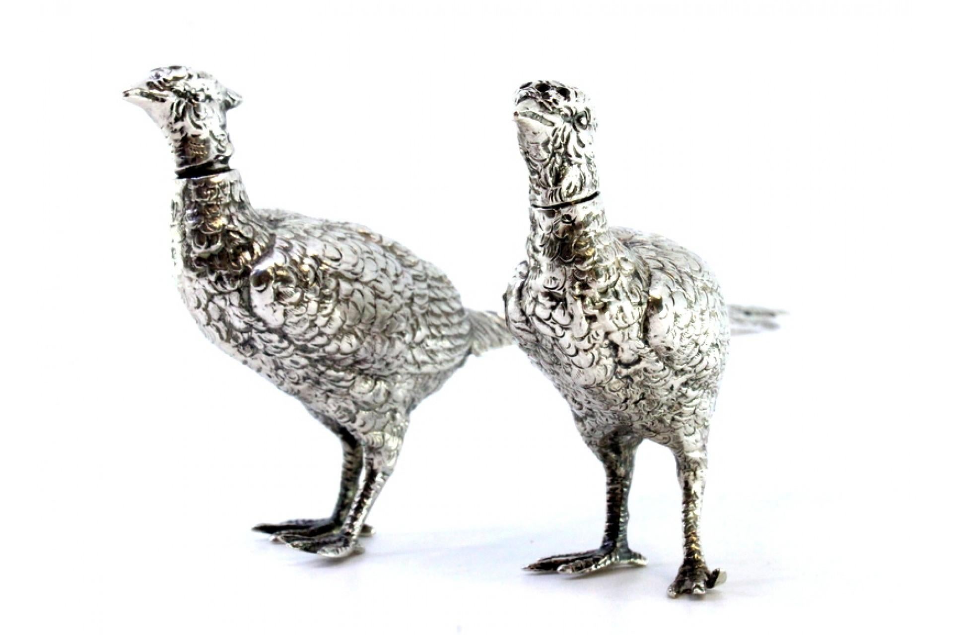 Silver salt and pepper shaker set in the shape of pheasants with reliefs en venta 2