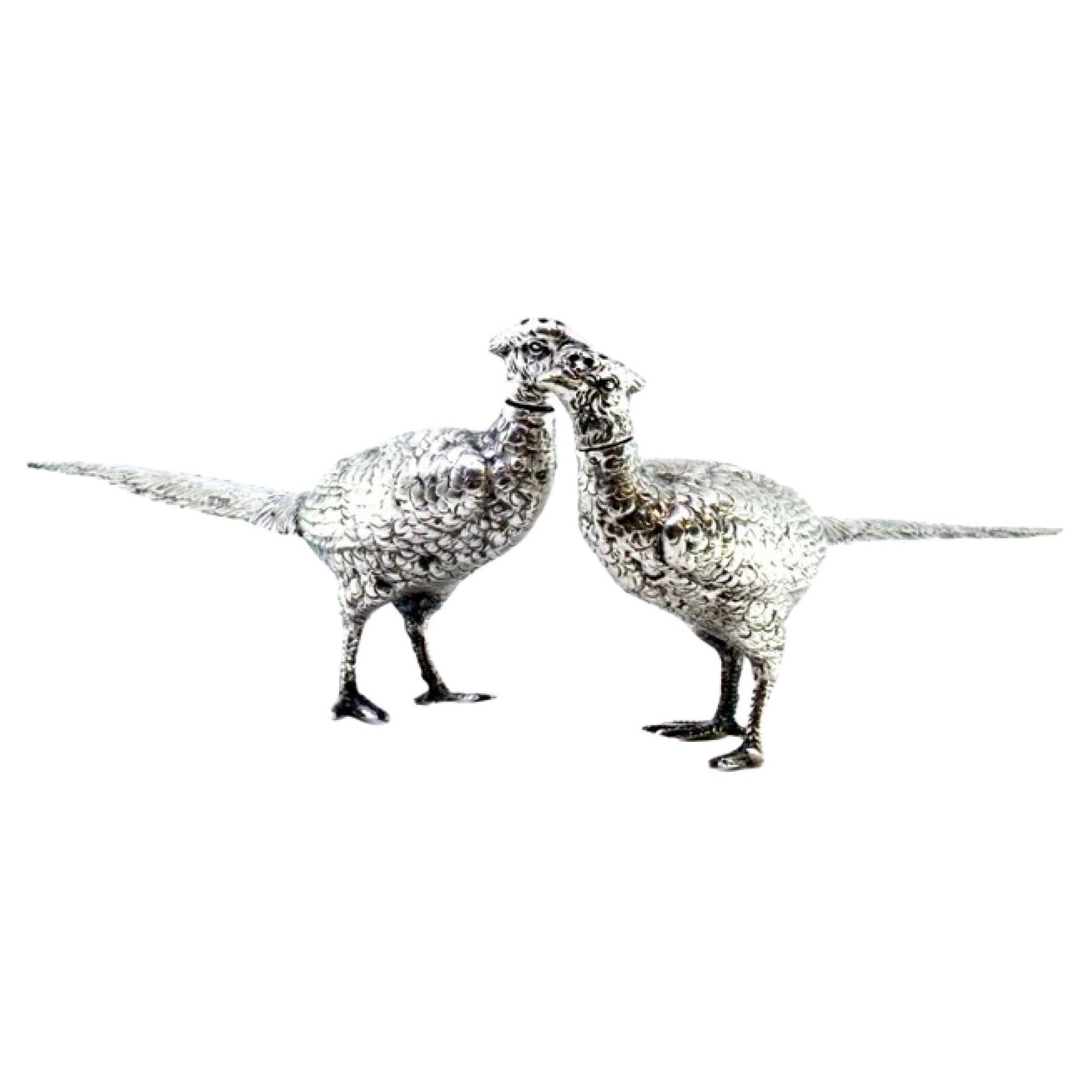 Silver salt and pepper shaker set in the shape of pheasants with reliefs en venta
