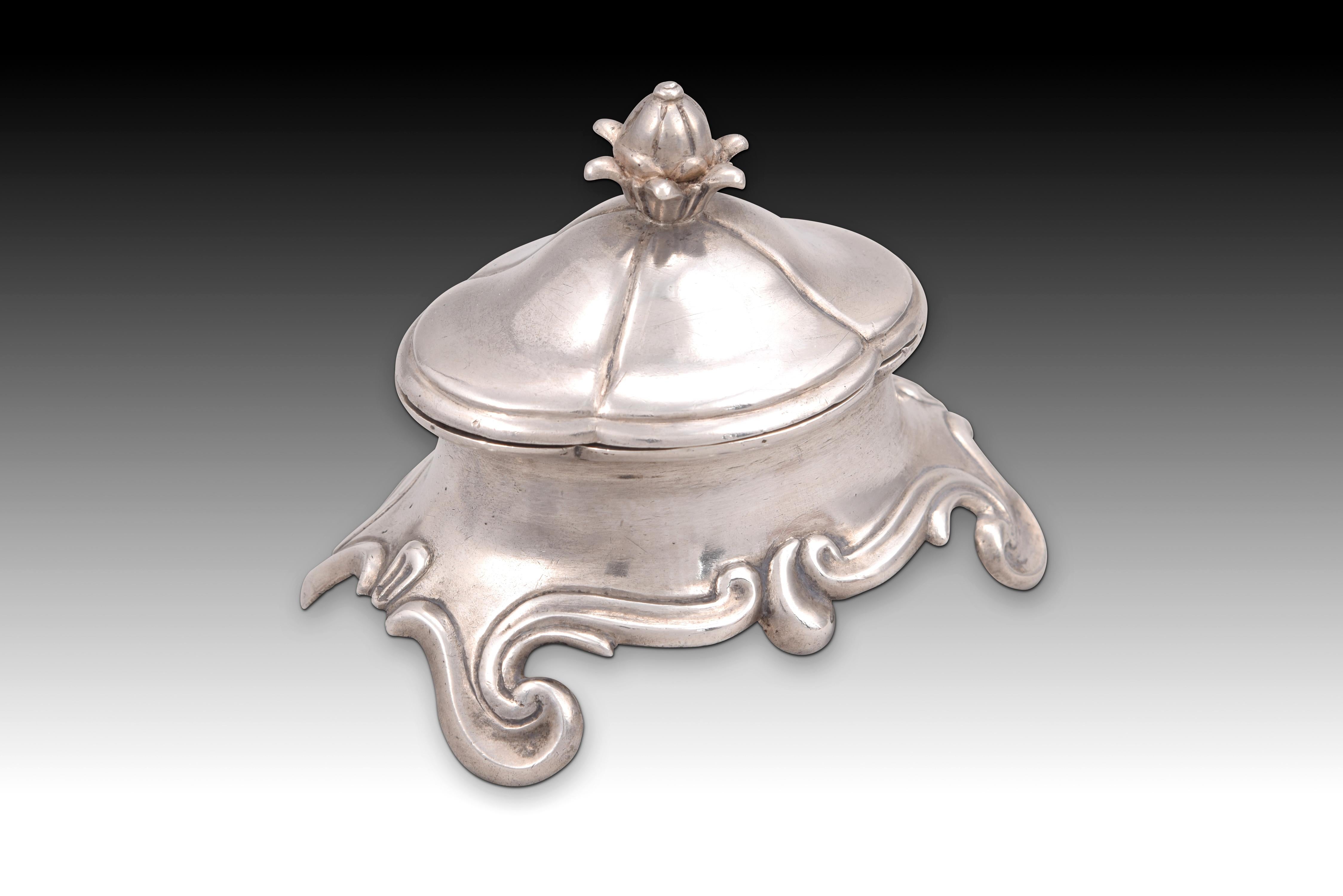 Salt or spice shaker. Silver. Lizasoain. Spain, Madrid, 1768. 
With contrast markings. 
Silver spice rack in its color with a frustoconical body, sinuous lower edge that rests on scrolled legs, hemispherical bowl without divisions, dome-shaped lid