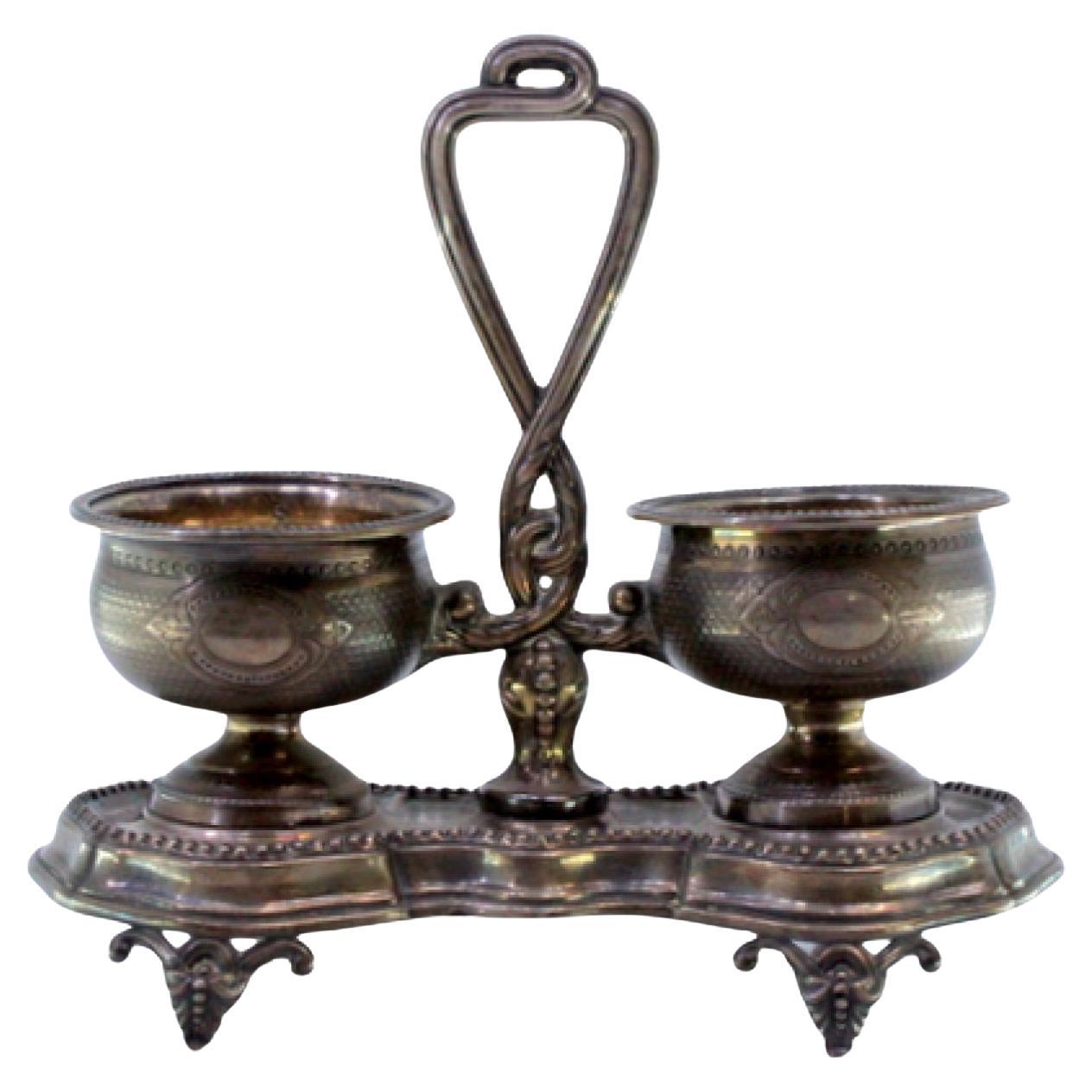 Silver salt 
pepper shakers with pearly friezes on four embossed feet For Sale