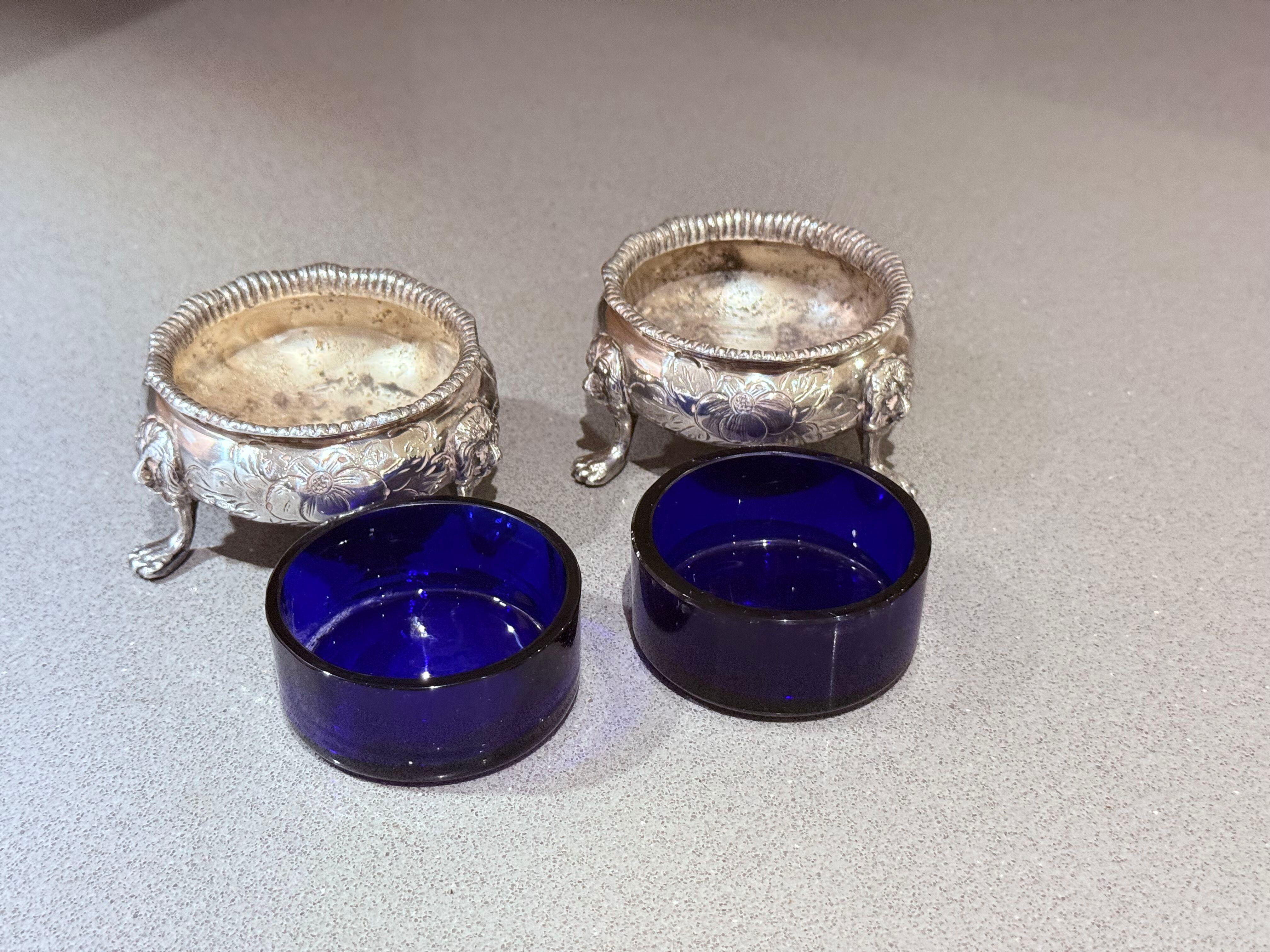 Shakers in argento,  Una coppia di antiche saliere Shakers, ciotola di cristallo blu con cucchiaio in vendita 2