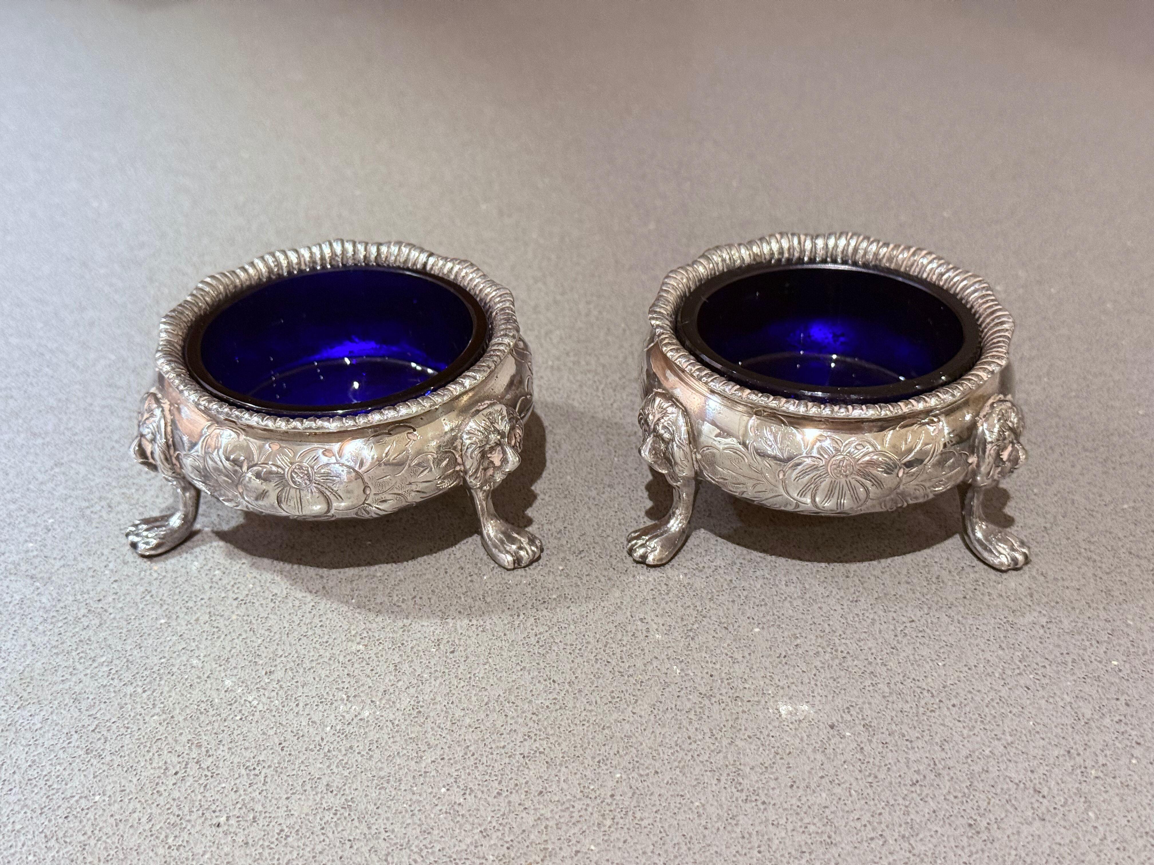 Antica saliera e pepiera in argento pregiato o servizio da tavola decorativo pressato, fuso e cesellato, con doratura in oro all'interno.  Corpo ovale e bombato su una curva corta  Curve a C in rilievo, reticoli, rocailles, viticci di fiori e