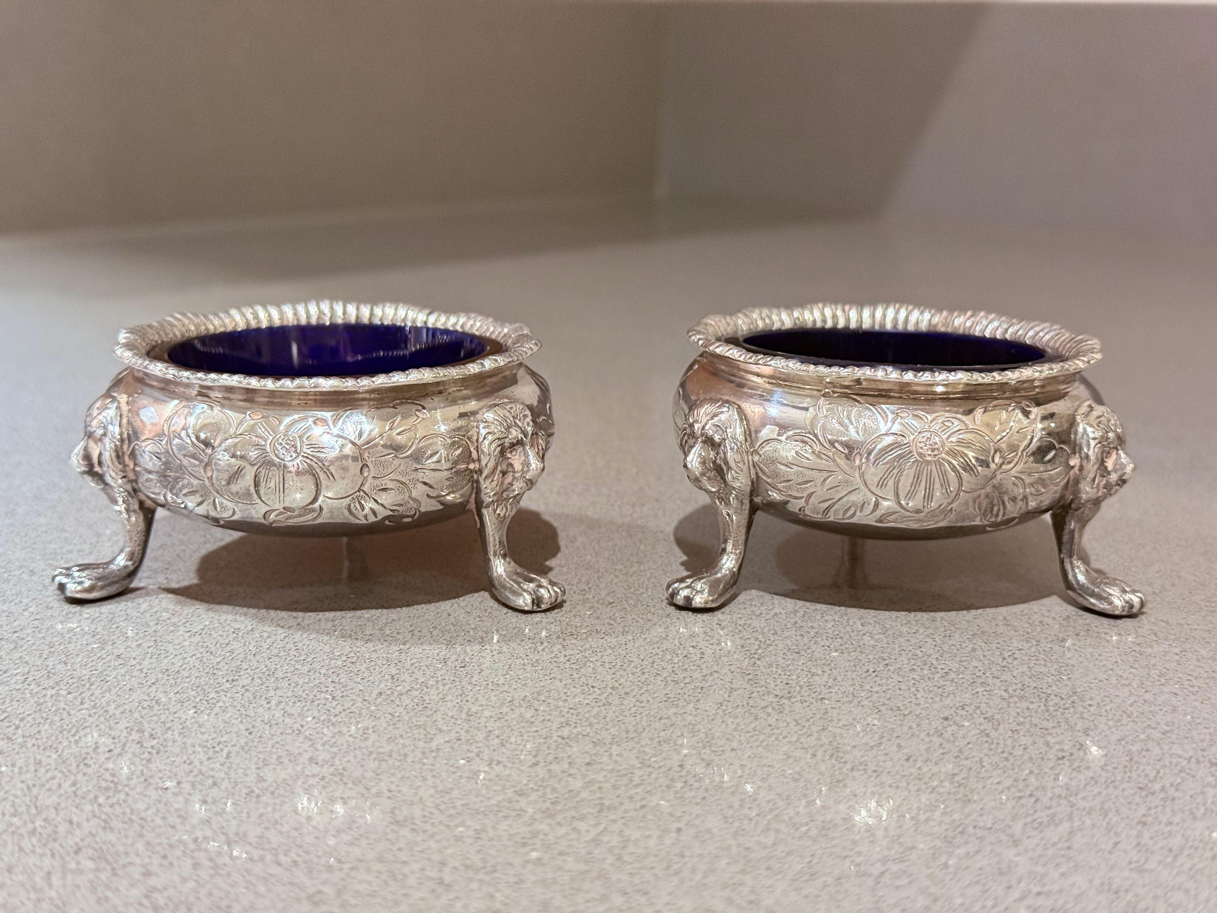 Rococò Shakers in argento,  Una coppia di antiche saliere Shakers, ciotola di cristallo blu con cucchiaio in vendita