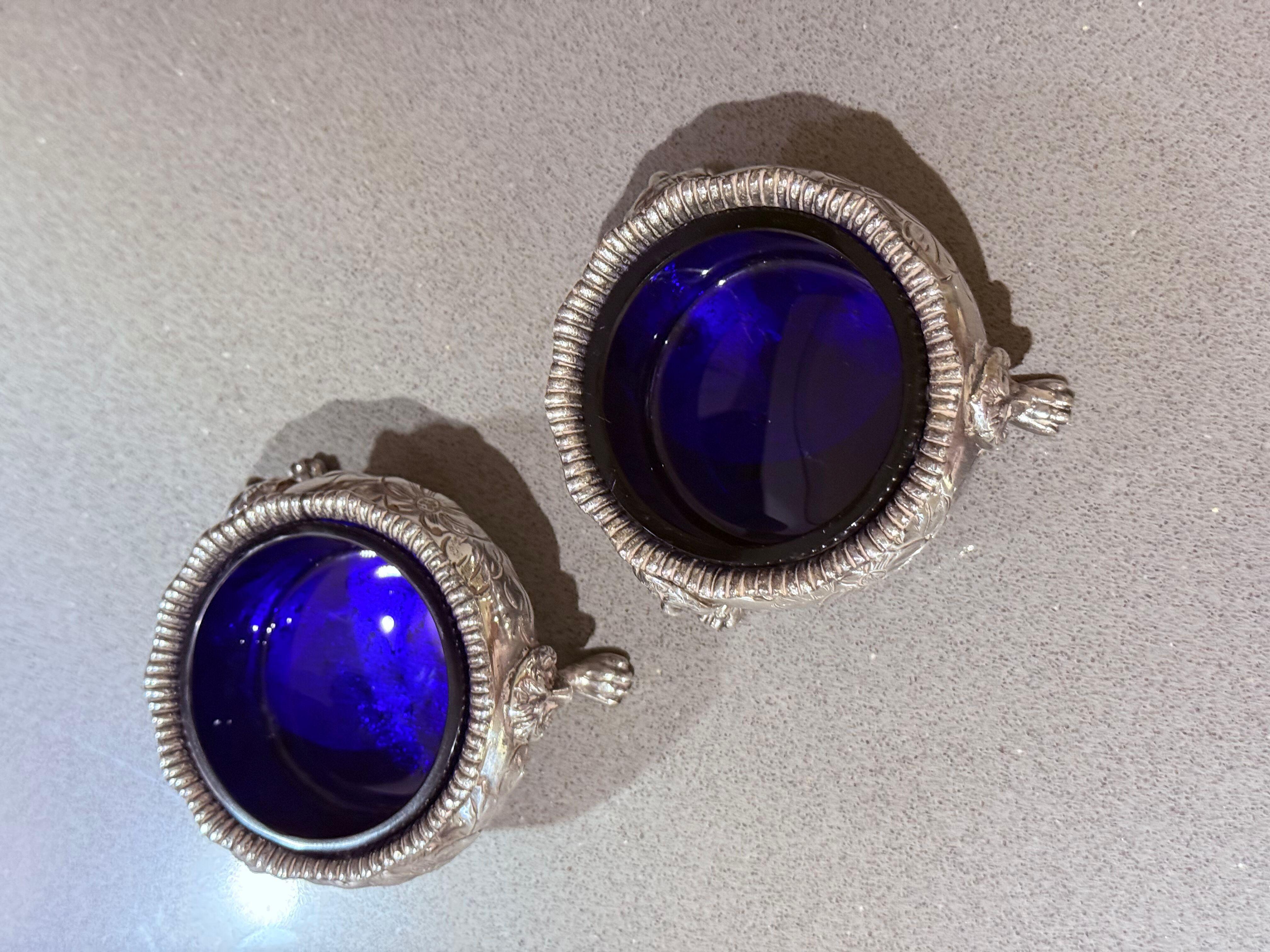 Inglese Shakers in argento,  Una coppia di antiche saliere Shakers, ciotola di cristallo blu con cucchiaio in vendita