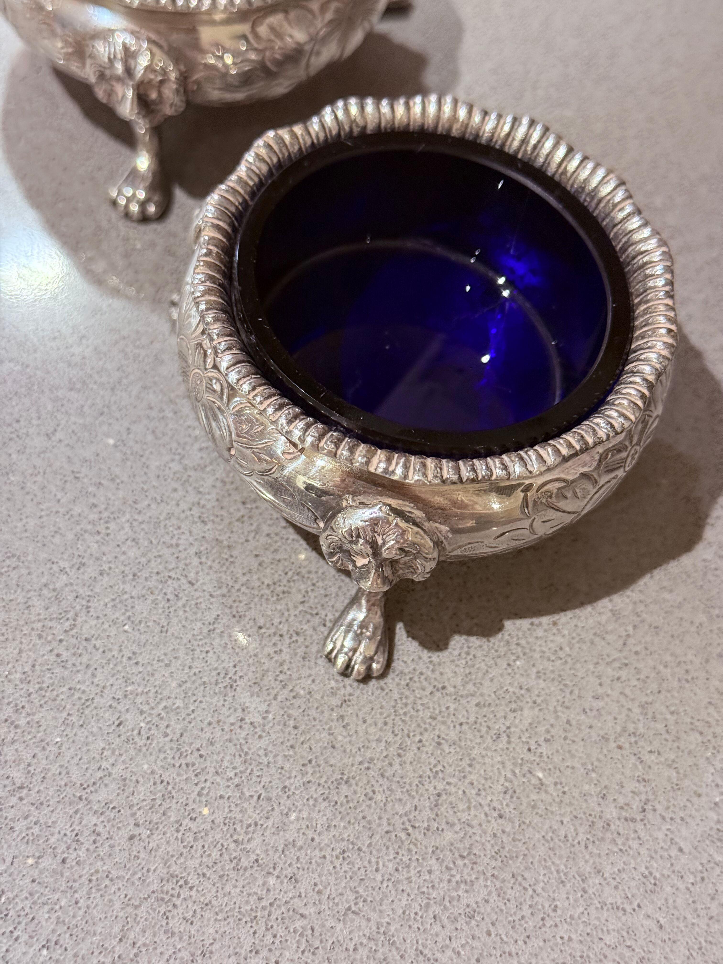 Intagliato Shakers in argento,  Una coppia di antiche saliere Shakers, ciotola di cristallo blu con cucchiaio in vendita