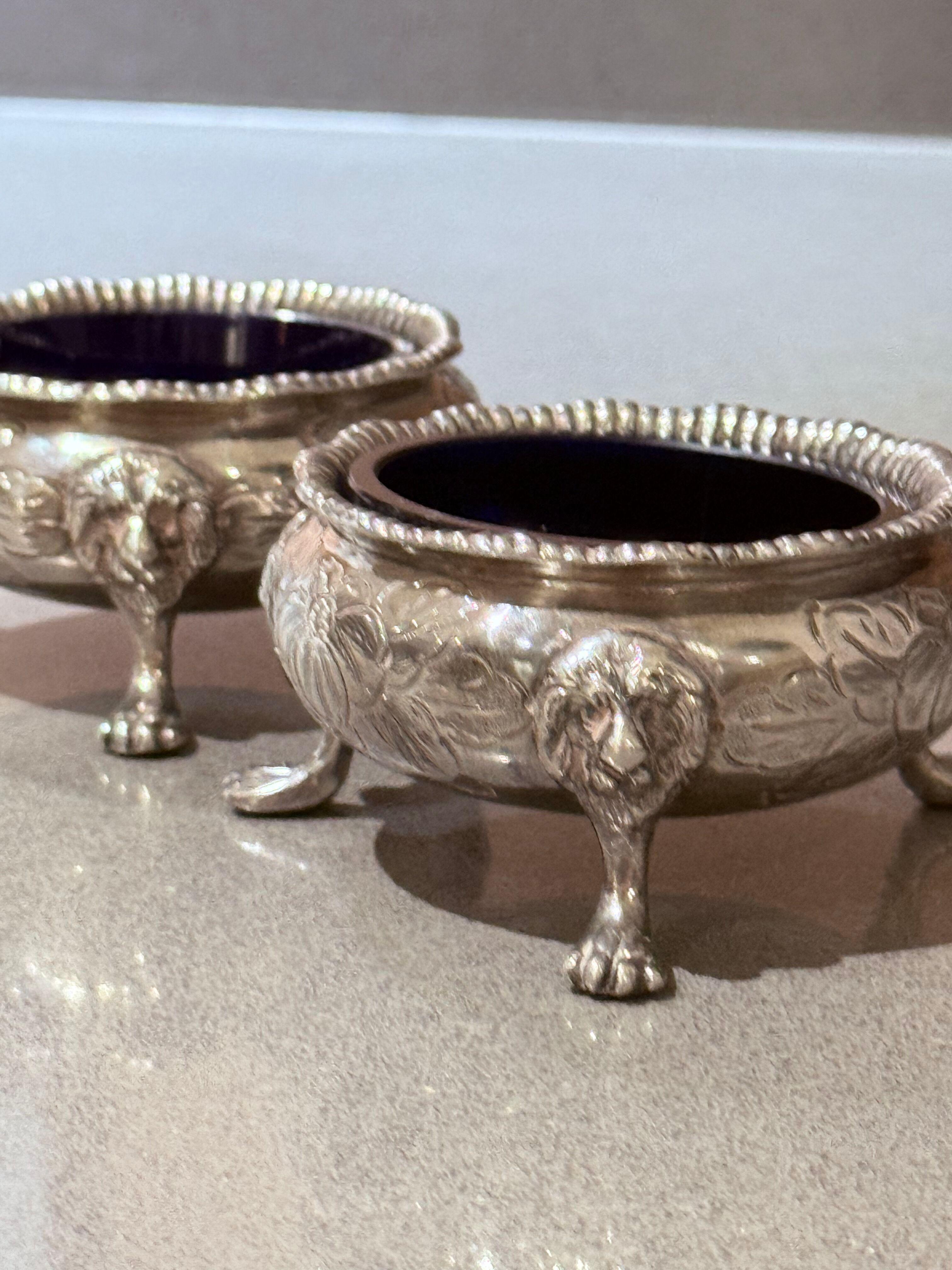 Shakers in argento,  Una coppia di antiche saliere Shakers, ciotola di cristallo blu con cucchiaio In condizioni ottime in vendita a Wembley, GB