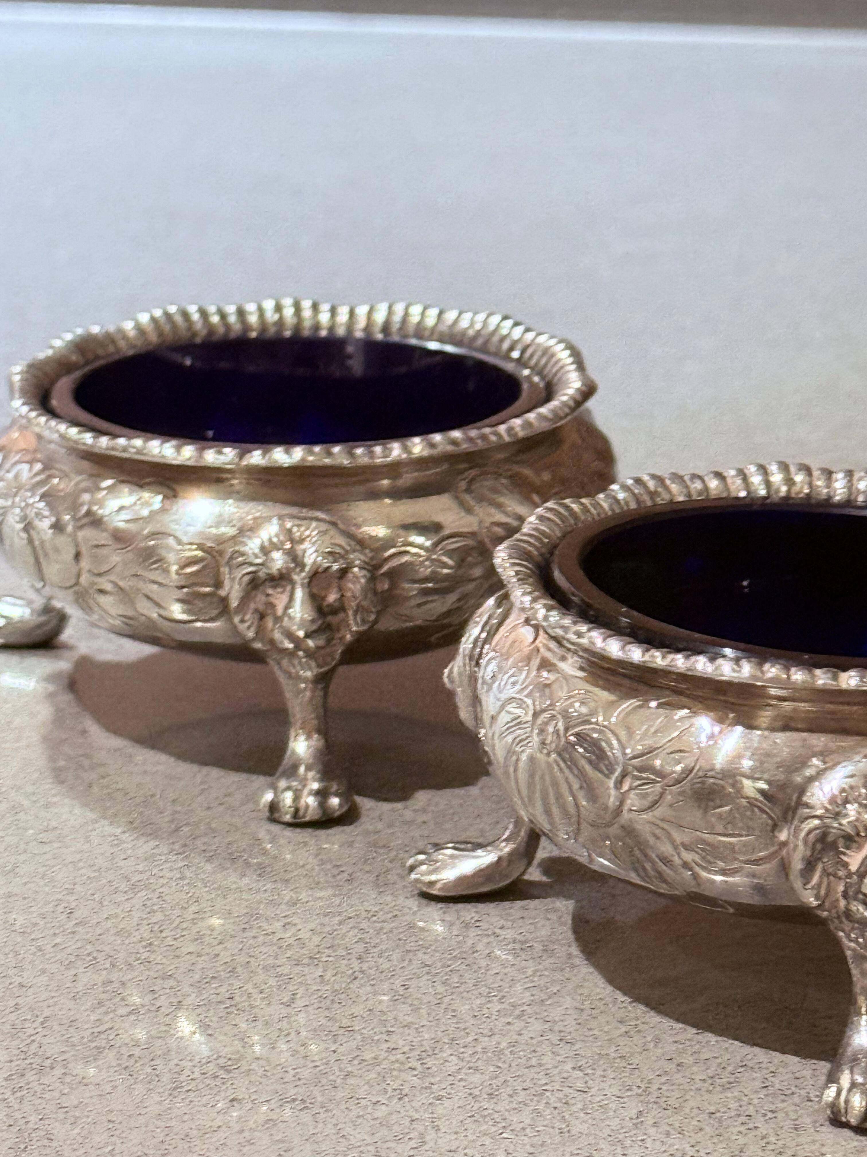 XIX secolo Shakers in argento,  Una coppia di antiche saliere Shakers, ciotola di cristallo blu con cucchiaio in vendita