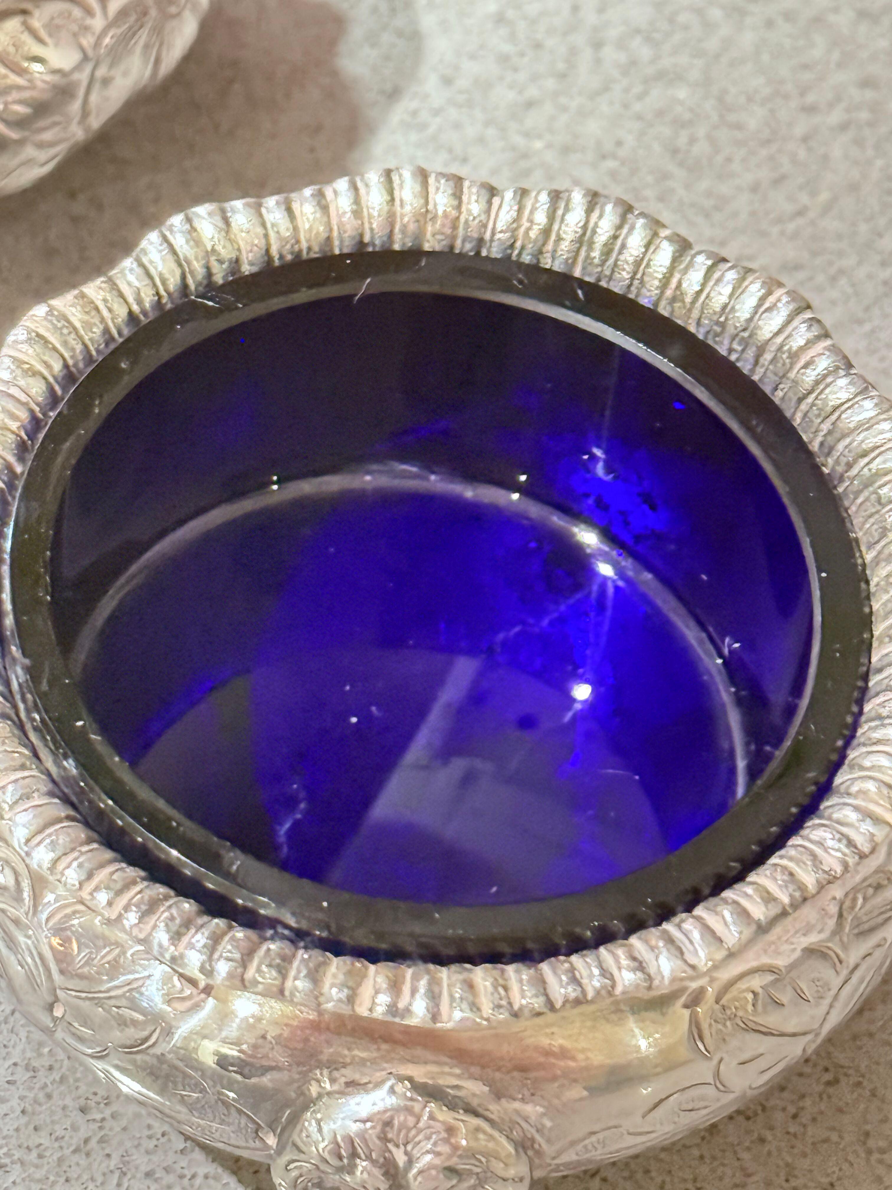 Placcato oro Shakers in argento,  Una coppia di antiche saliere Shakers, ciotola di cristallo blu con cucchiaio in vendita