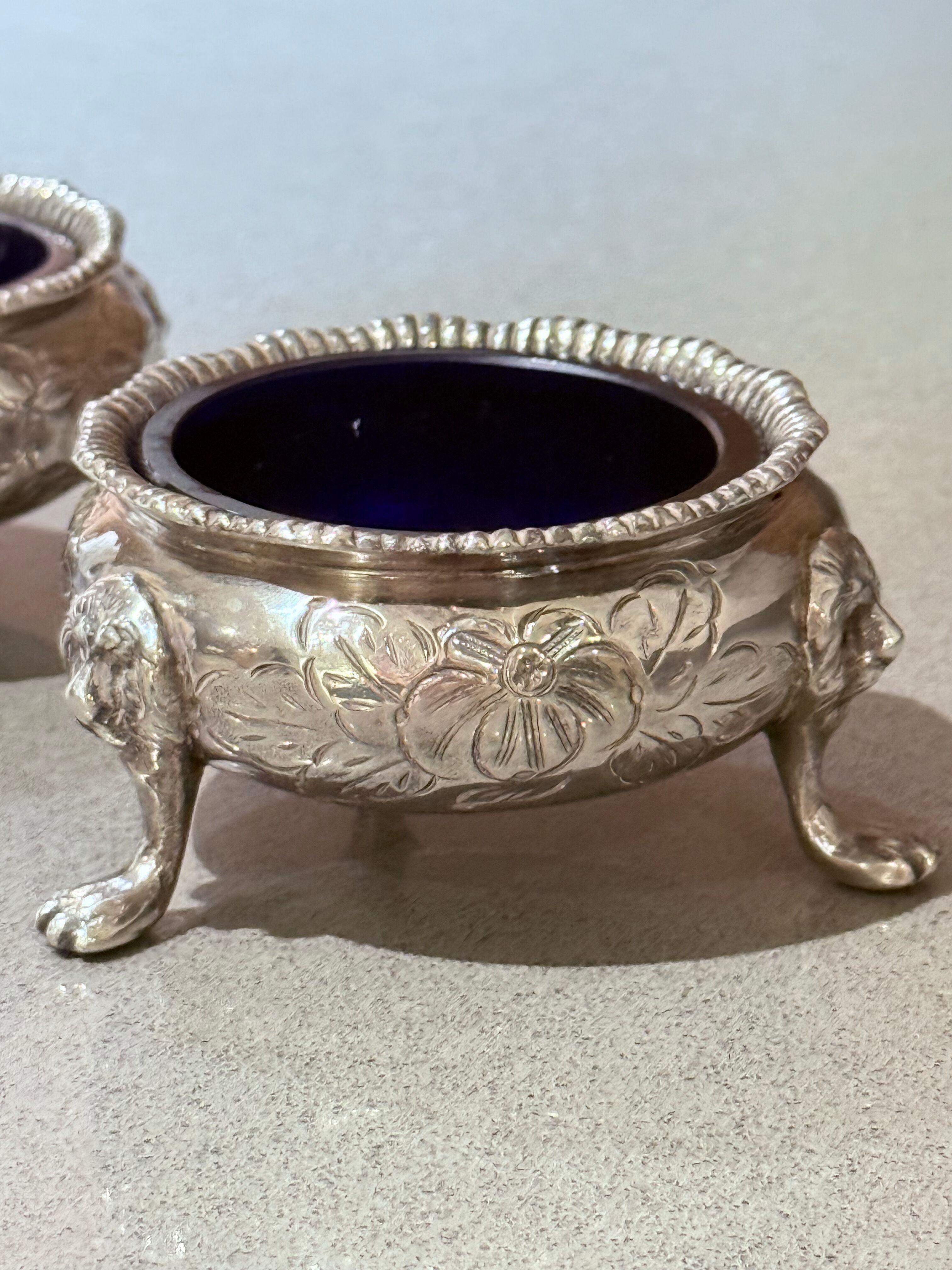 Shakers in argento,  Una coppia di antiche saliere Shakers, ciotola di cristallo blu con cucchiaio in vendita 1