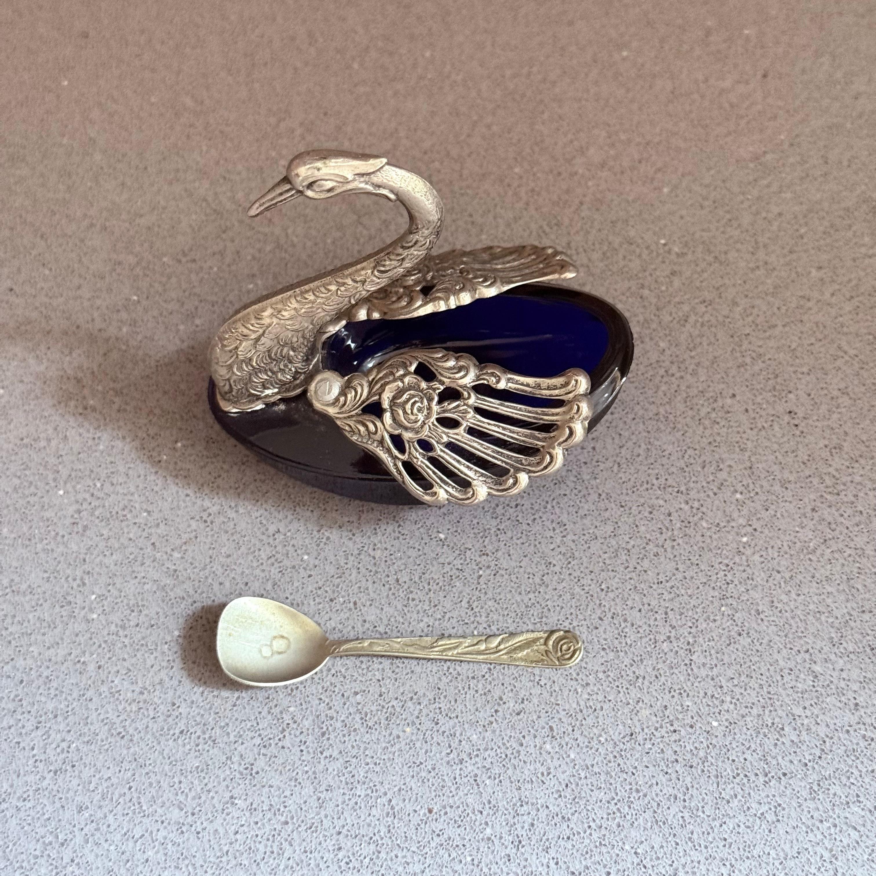 Shakers in argento, antica saliera in cristallo blu Swann con ali mobili e cucchiaio in vendita 2