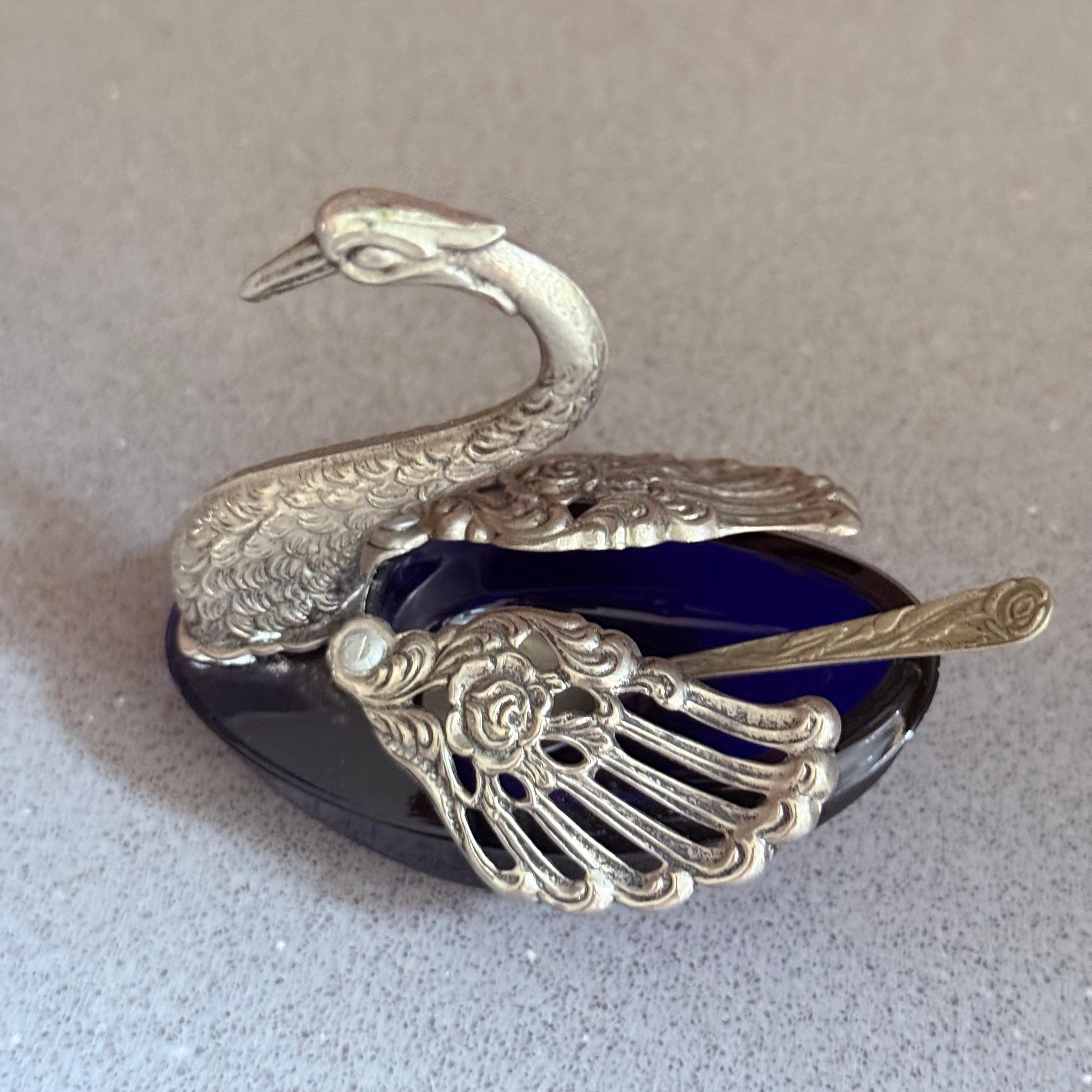Shakers in argento, antica saliera in cristallo blu Swann con ali mobili e cucchiaio in vendita 3