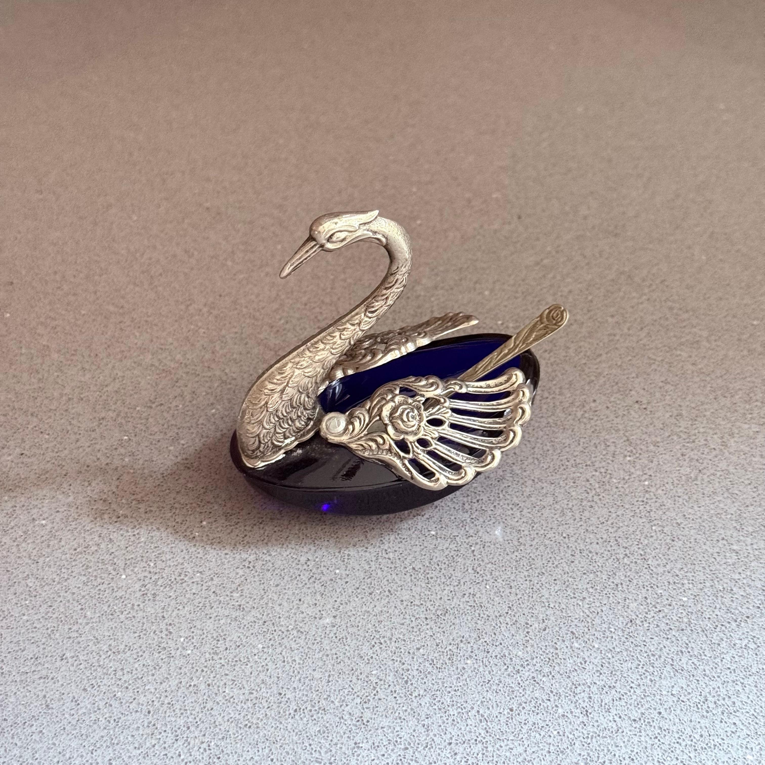 Shakers in argento, antica saliera in cristallo blu Swann con ali mobili e cucchiaio in vendita 5