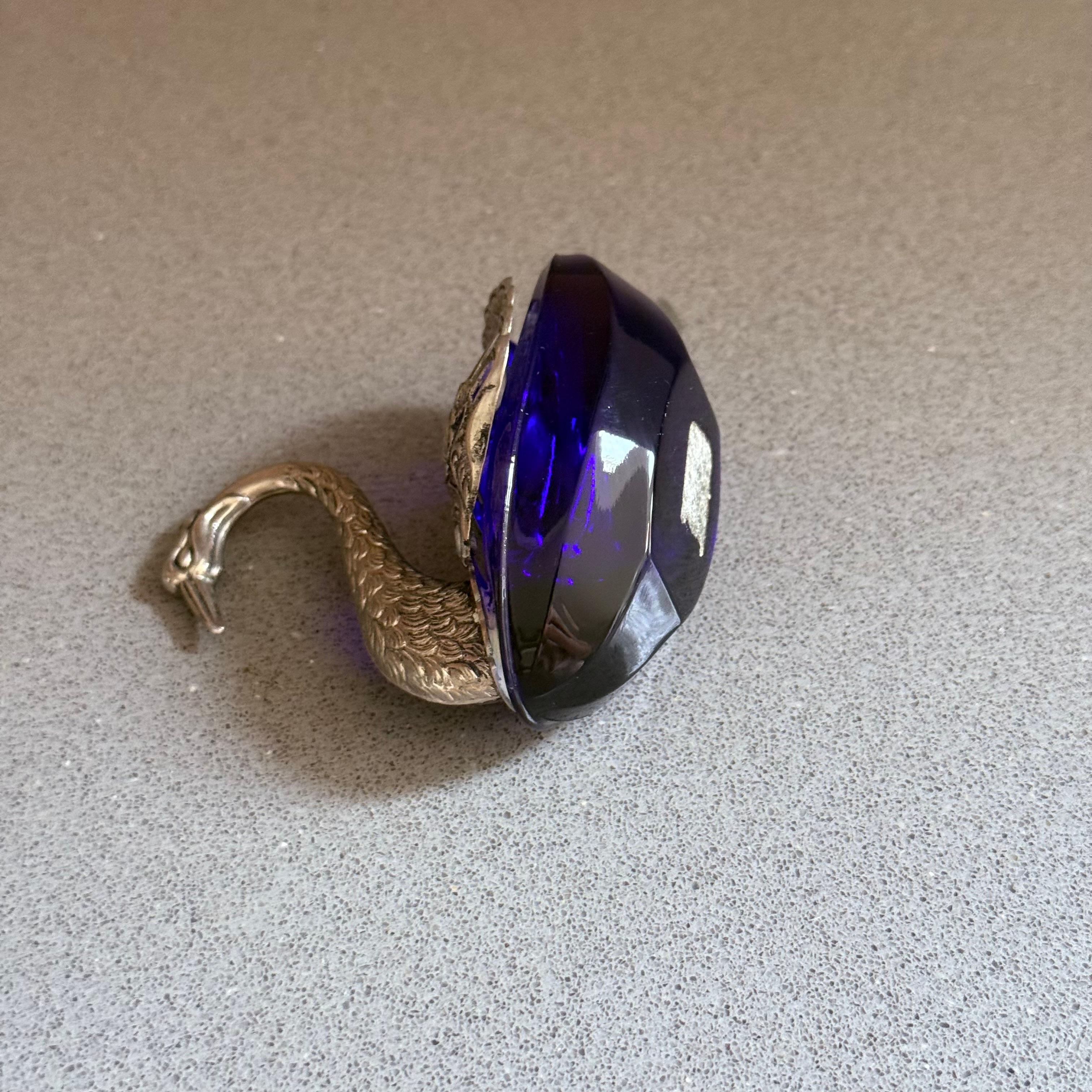 Sale e pepe d'argento del cigno d'annata, ali mobili Antica saliera del cigno d'argento con coperchio e cucchiaio in vetro blu cobalto - Servizio da tavola decorativo ornamentale
Antica e preziosa saliera o pepiera d'argento o servizio da tavola