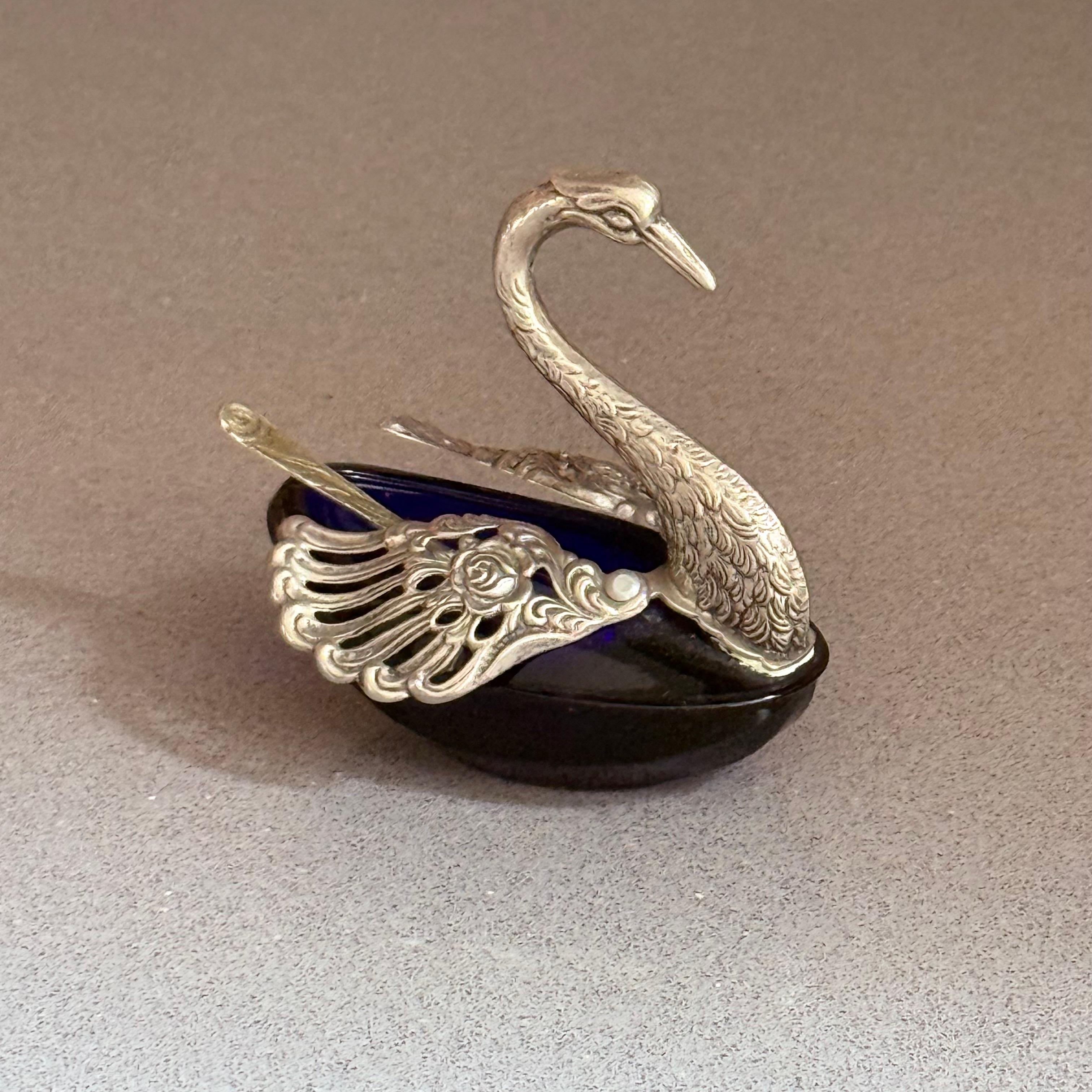 Giapponese Shakers in argento, antica saliera in cristallo blu Swann con ali mobili e cucchiaio in vendita