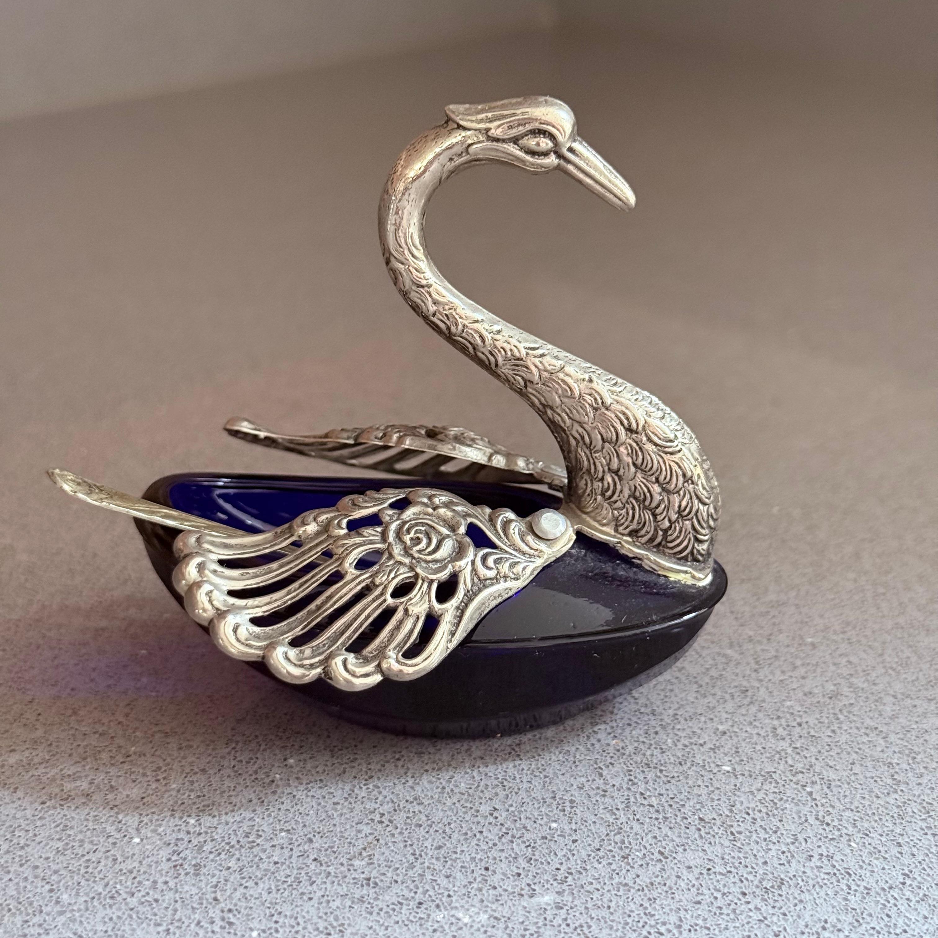 Argento Shakers in argento, antica saliera in cristallo blu Swann con ali mobili e cucchiaio in vendita
