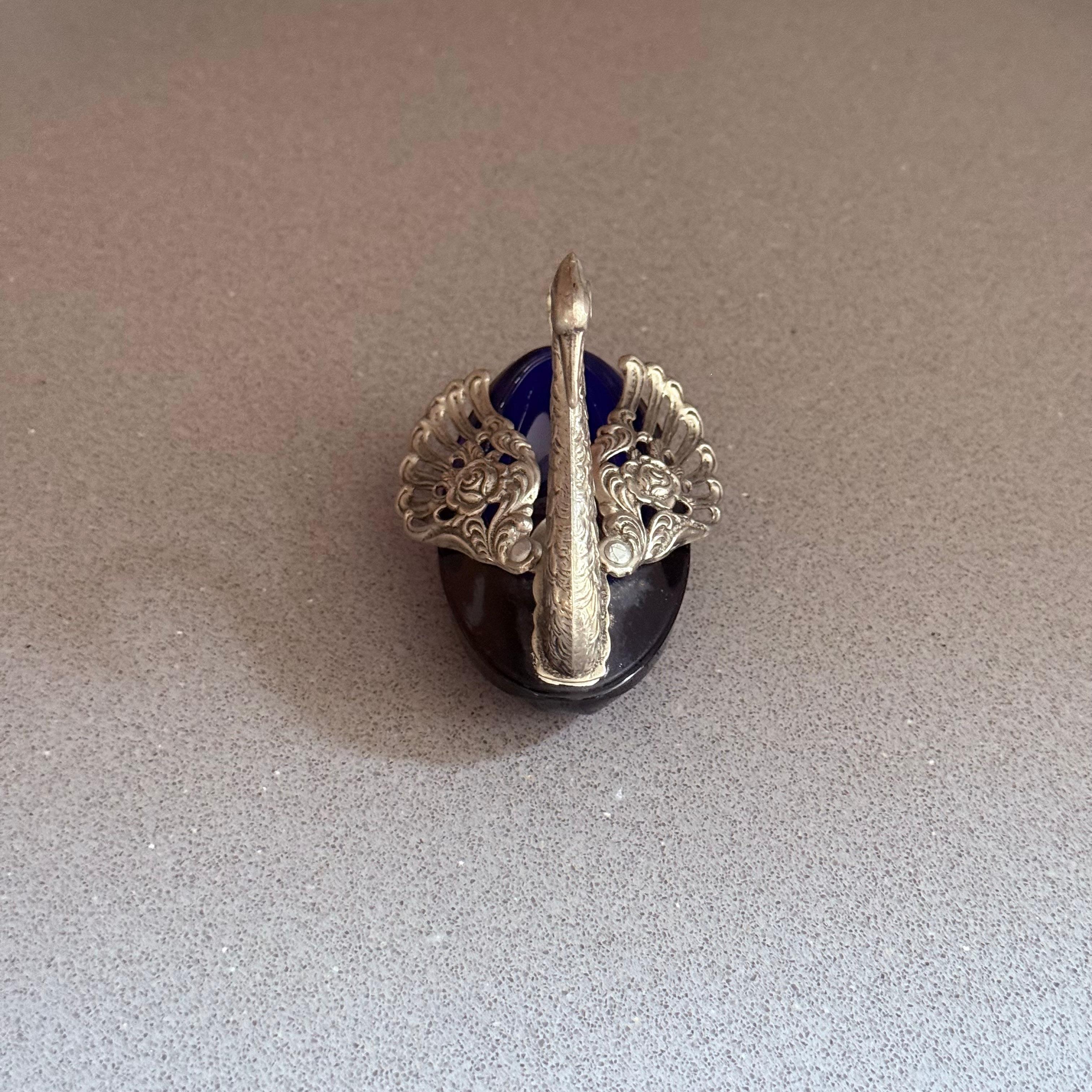 Shakers in argento, antica saliera in cristallo blu Swann con ali mobili e cucchiaio in vendita 1