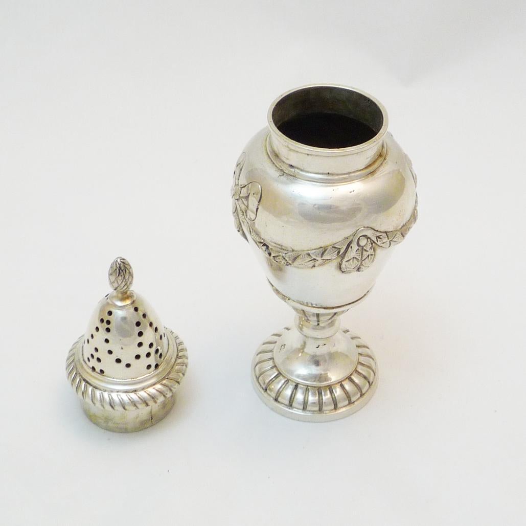 This salt shaker in classicist form was made circa 1900 in silver 830. The salt spreader has a weight of 90g. 

Scandinavia, circa 1900.