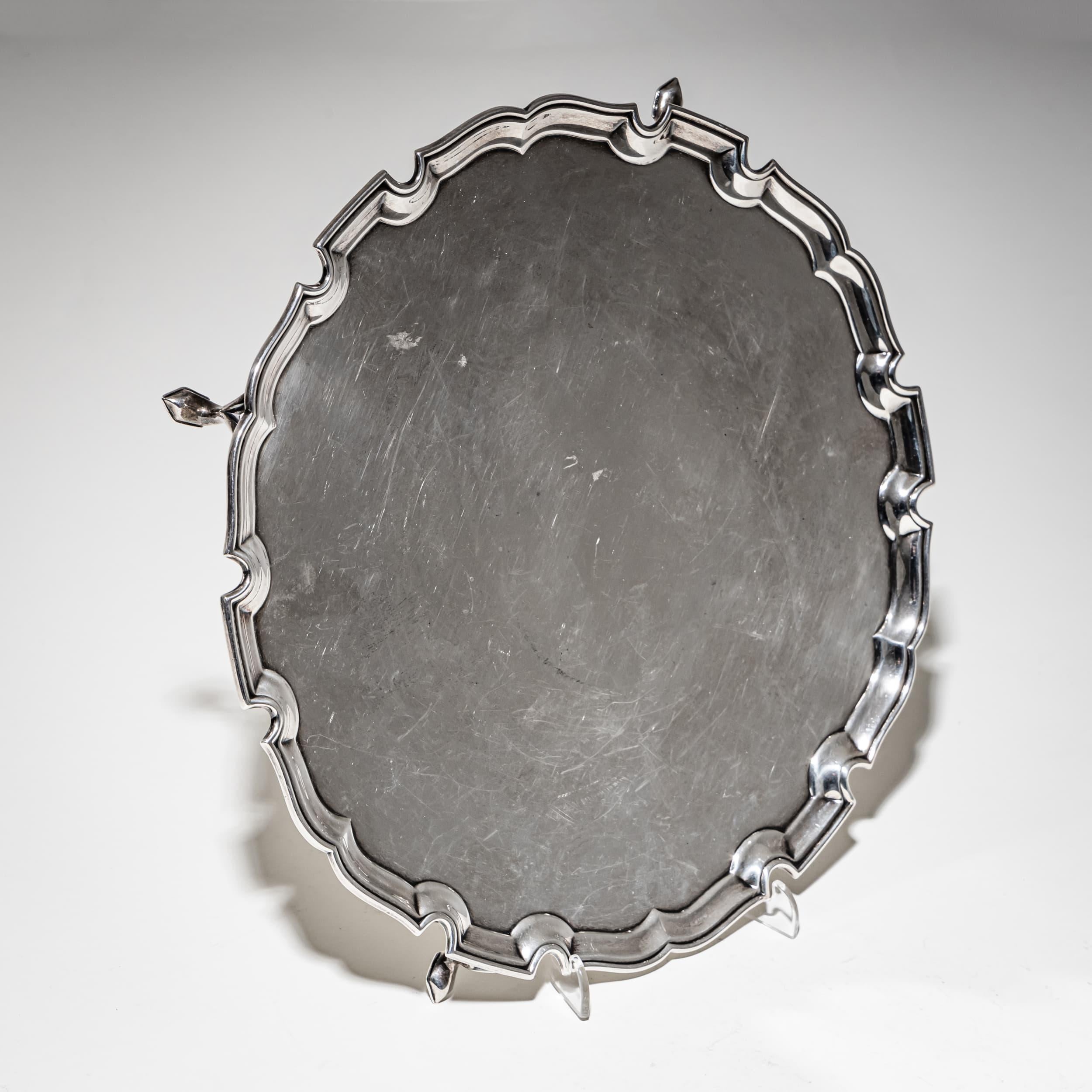 Elegant saloir en argent au bord festonné et au centre lisse. Il repose sur quatre pieds évasés, ce qui lui confère un aspect raffiné et équilibré. Poinçonné : Londres, 1923. Marque du fabricant : Edward Barnards & Sons. Poids : 581 g