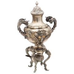 Samovar en argent avec gravure et quatre pieds de support