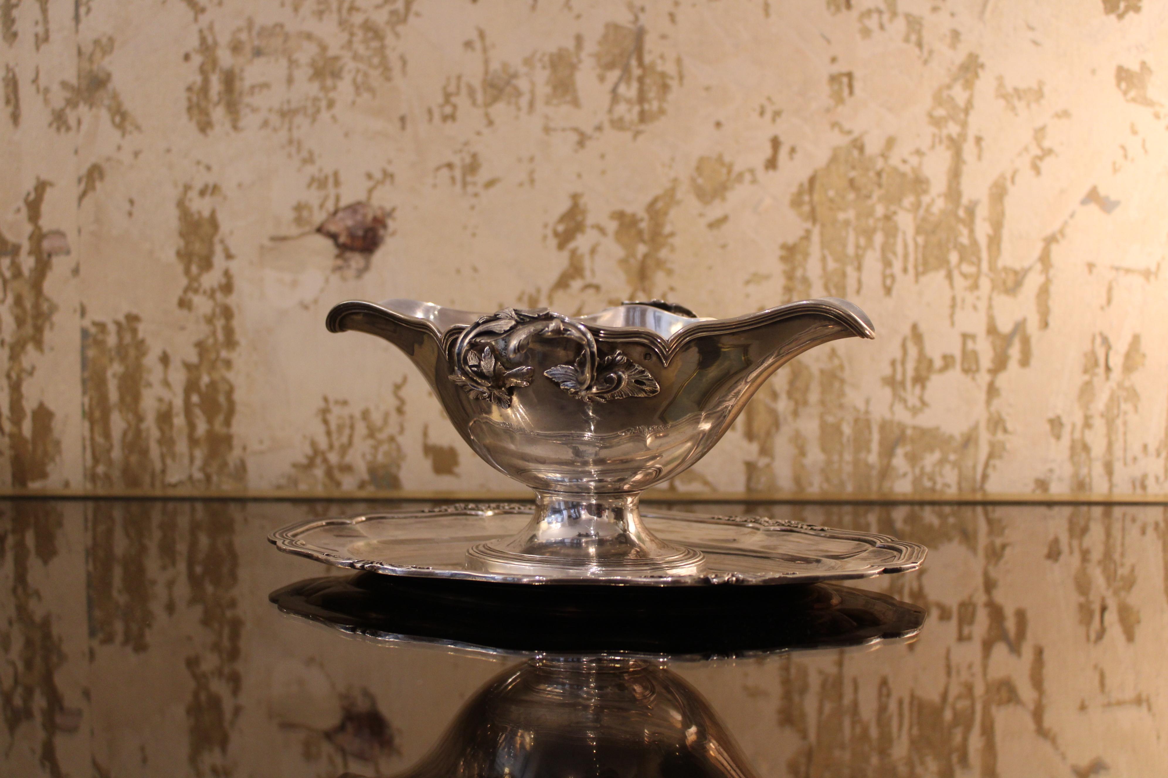 Puiforcat silberne Sauciere
Frankreich, 19. Jahrhundert
Goldschmiedepunze

Gewicht : 661gr
