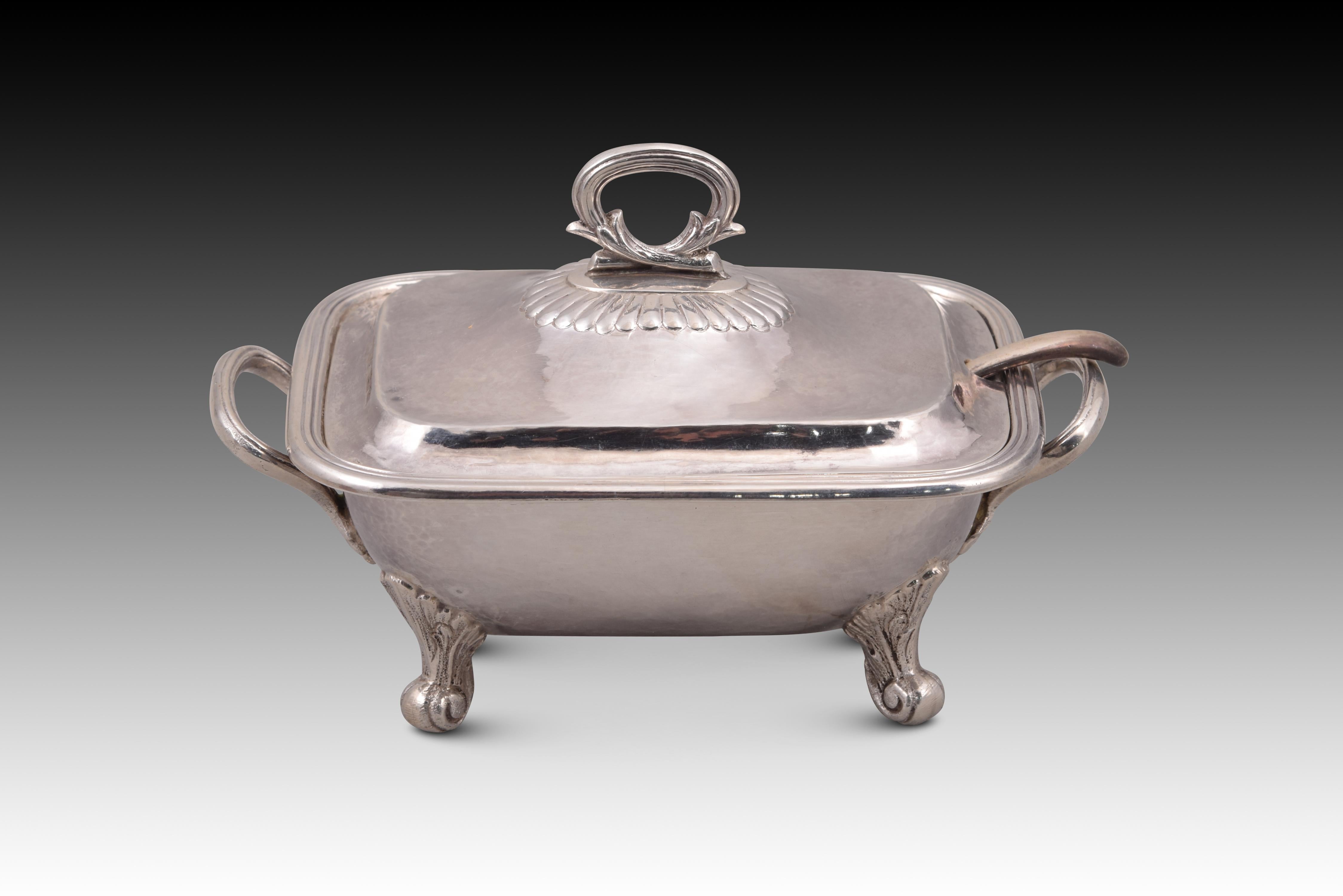 Sauceboat with lid and saucepan. Silver. Silversmith López, Spain, 20th century. 
With contrast markings. Silver sauce boat in its color with a rectangular shape and raised on legs worked in a classicist way, which has two handles on the sides with