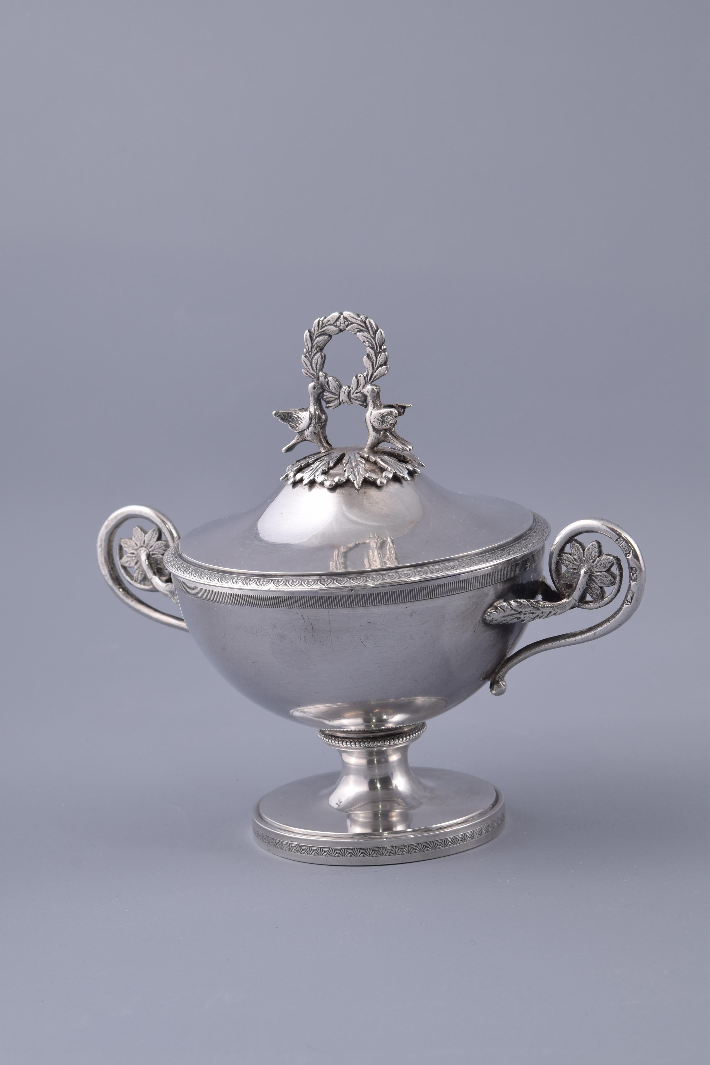 Sauce boat or spice rack with lid. Silver in its color. Silversmiths Martínez, Madrid, towards the end of the 18th century.
With hallmarks.
 Cup-shaped sauce boat with lid made of silver in its color that has a strong influence of the French