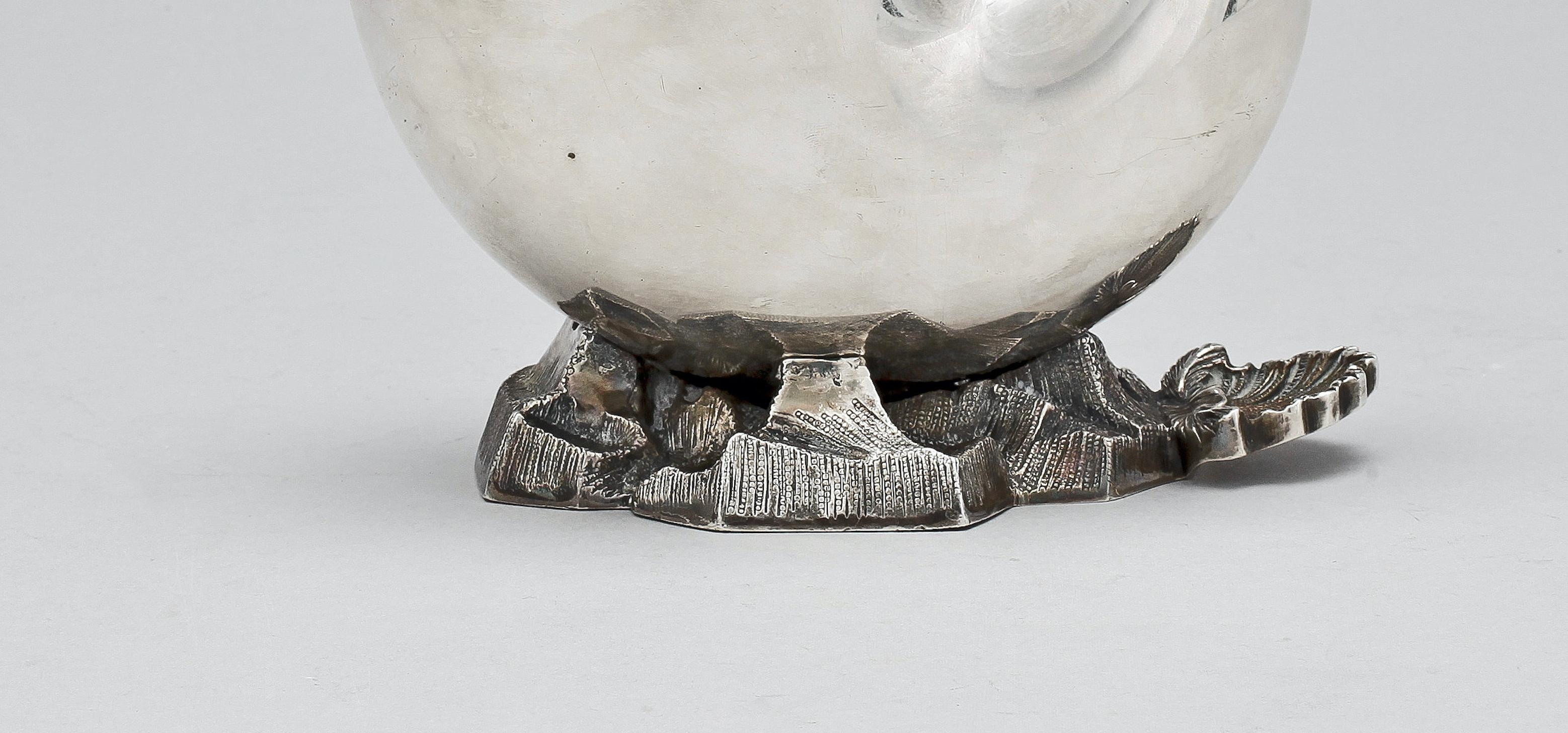 A rare silver sauce boat silver shaped as a shell on Rock made in England 1900
Anonymous artist with all the marks from English manufacturer.
Good condition.