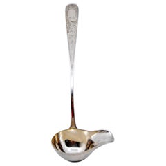 Silberner Saucenlöffel für Rechtshänder mit Gemüsegravuren Silberner Saucenlöffel für Rechtshänder mit Gemüsegravuren