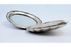 Boîte de toilette argentée en forme de coquille Saint-Jacques avec miroir à l'intérieur