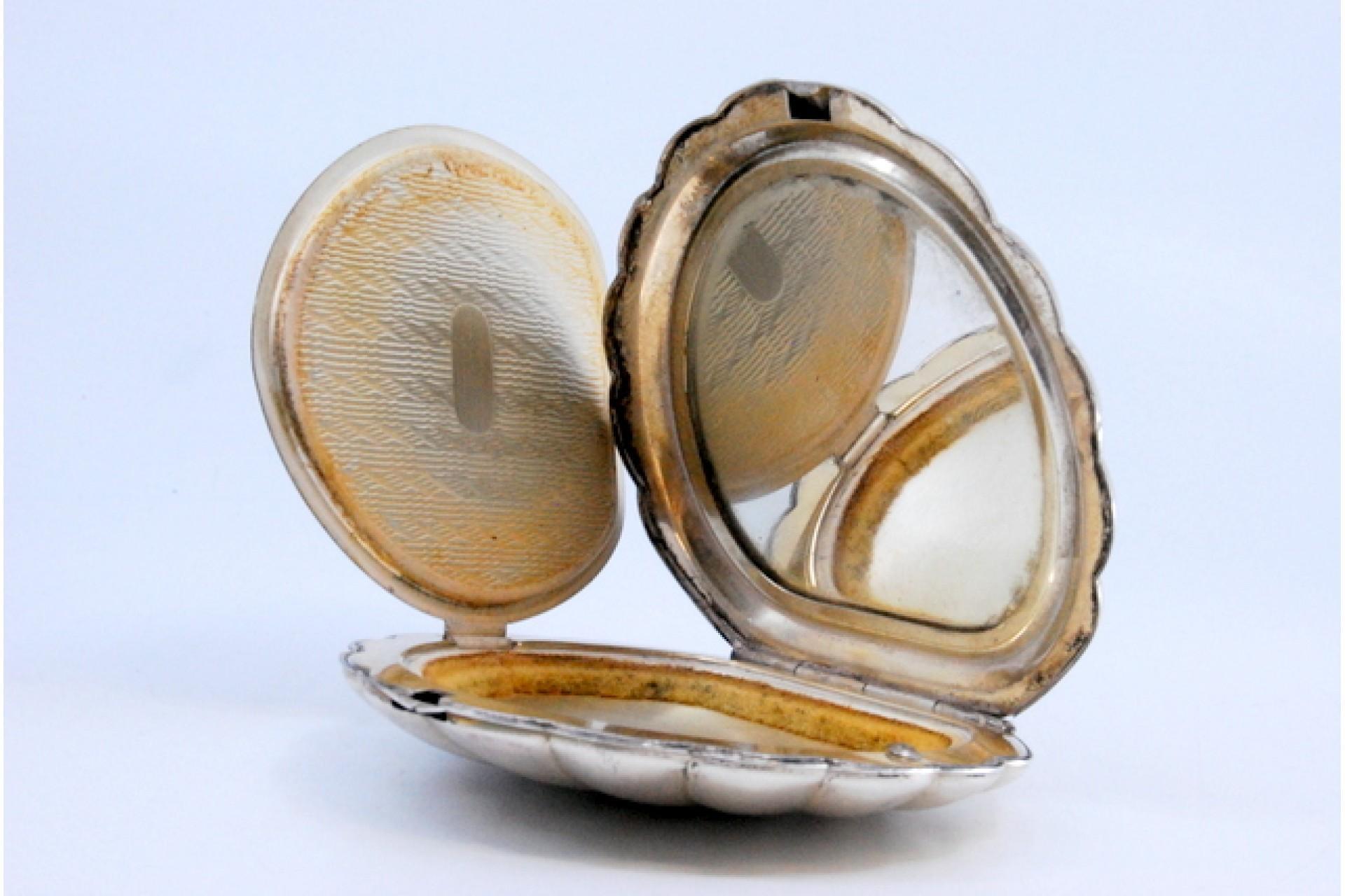 Silver scallop-shaped toiletry box with mirror inside In Good Condition For Sale In Porto, PT