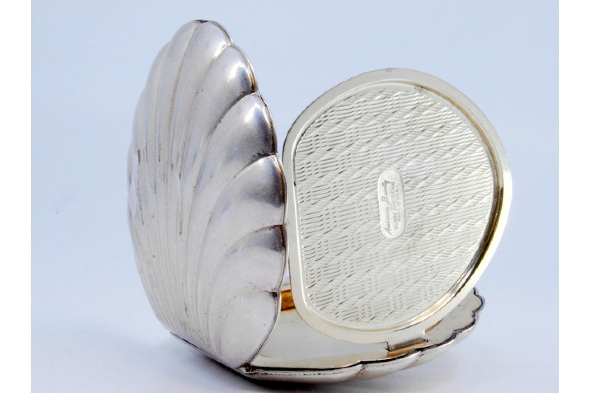 20th Century Silver scallop-shaped toiletry box with mirror inside For Sale