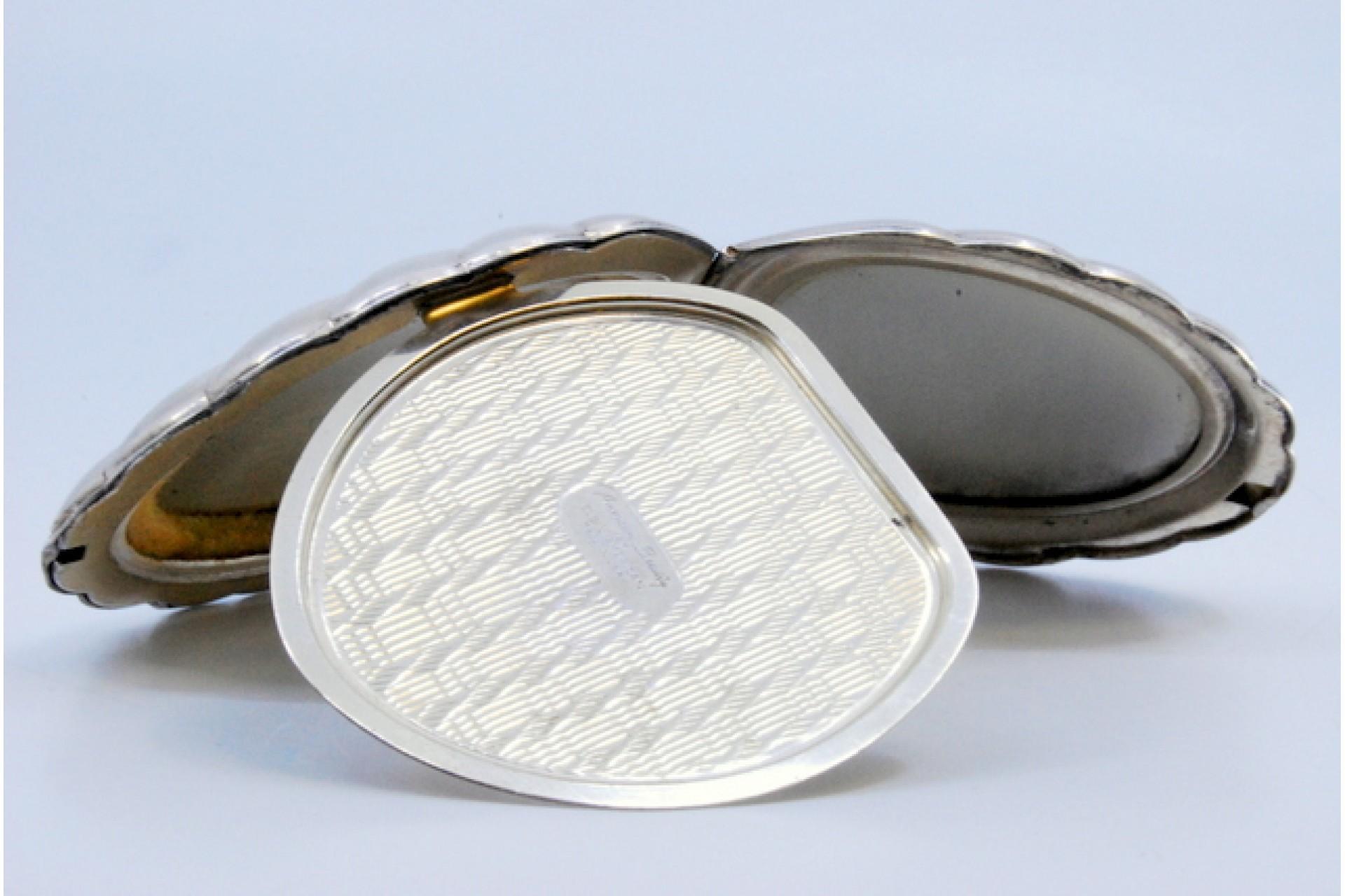 Silver scallop-shaped toiletry box with mirror inside For Sale 1