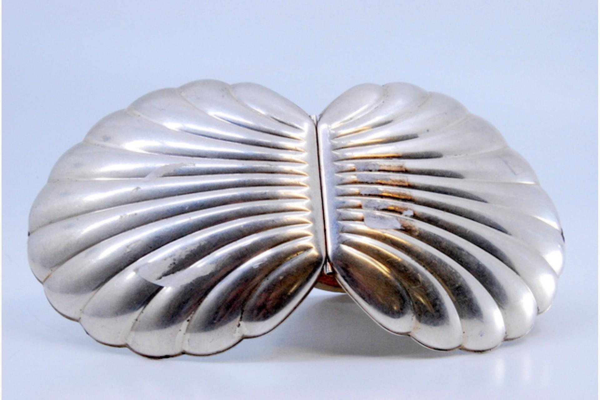 Silver scallop-shaped toiletry box with mirror inside For Sale 2