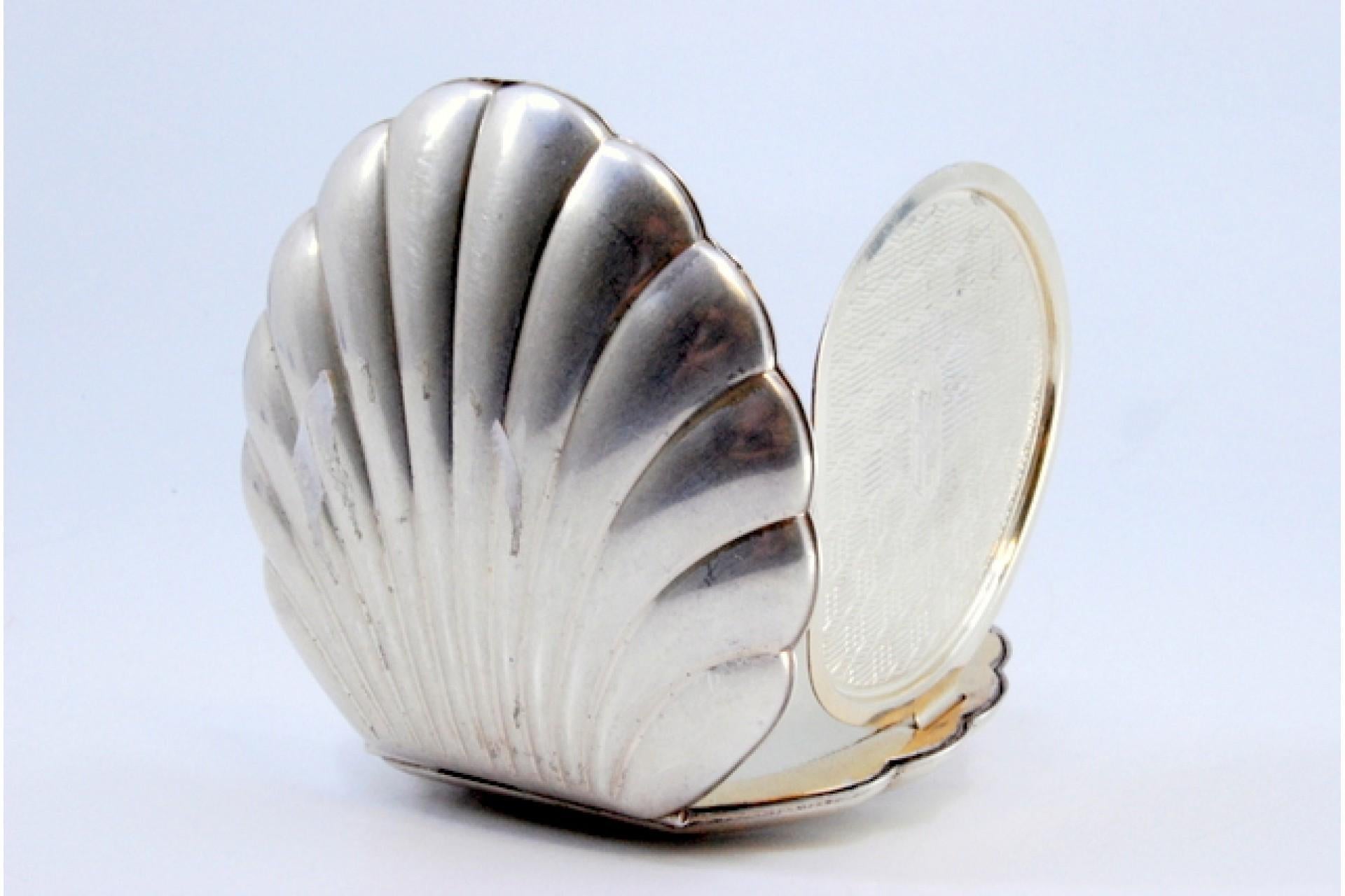 Silver scallop-shaped toiletry box with mirror inside For Sale 3