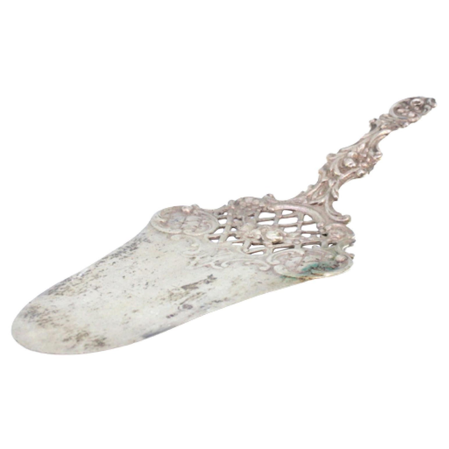 Silberner Kuchenspachtel mit Wellenschliff