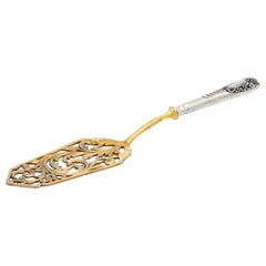 Spatola smerlata d
argento per dolci