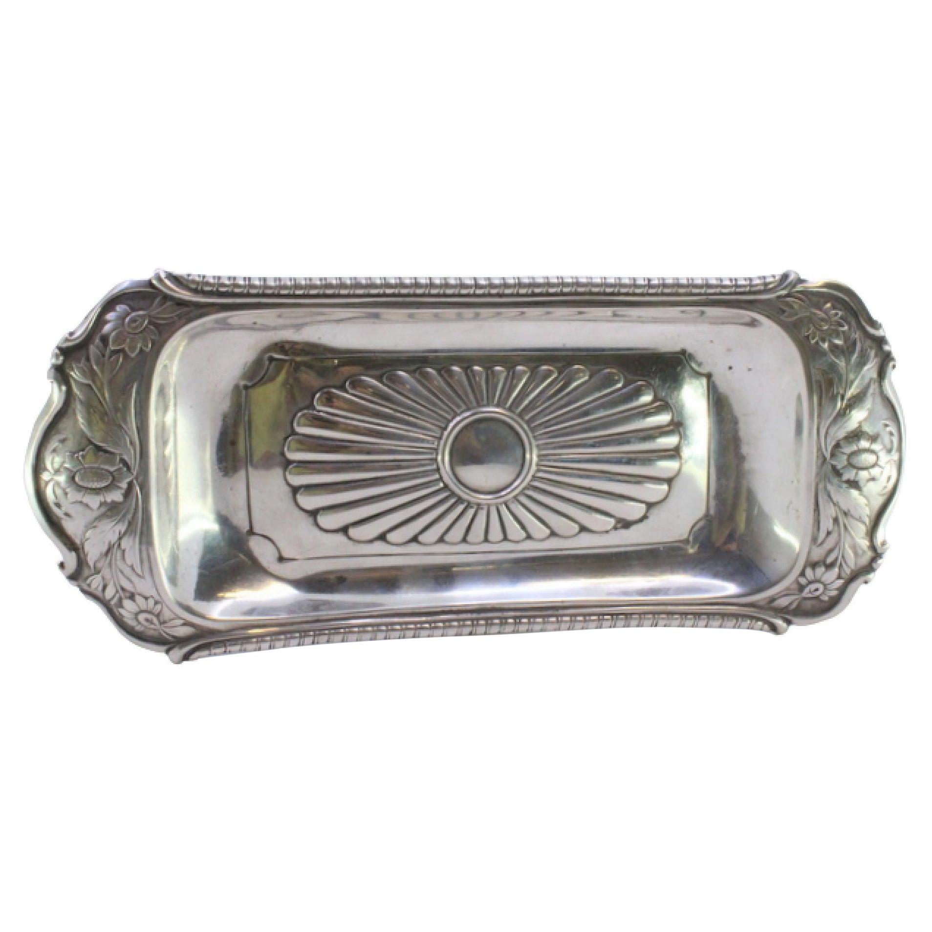 Plateau à ciseaux en argent avec relief central et frises florales