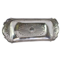 Plateau à ciseaux en argent avec relief central et frises florales